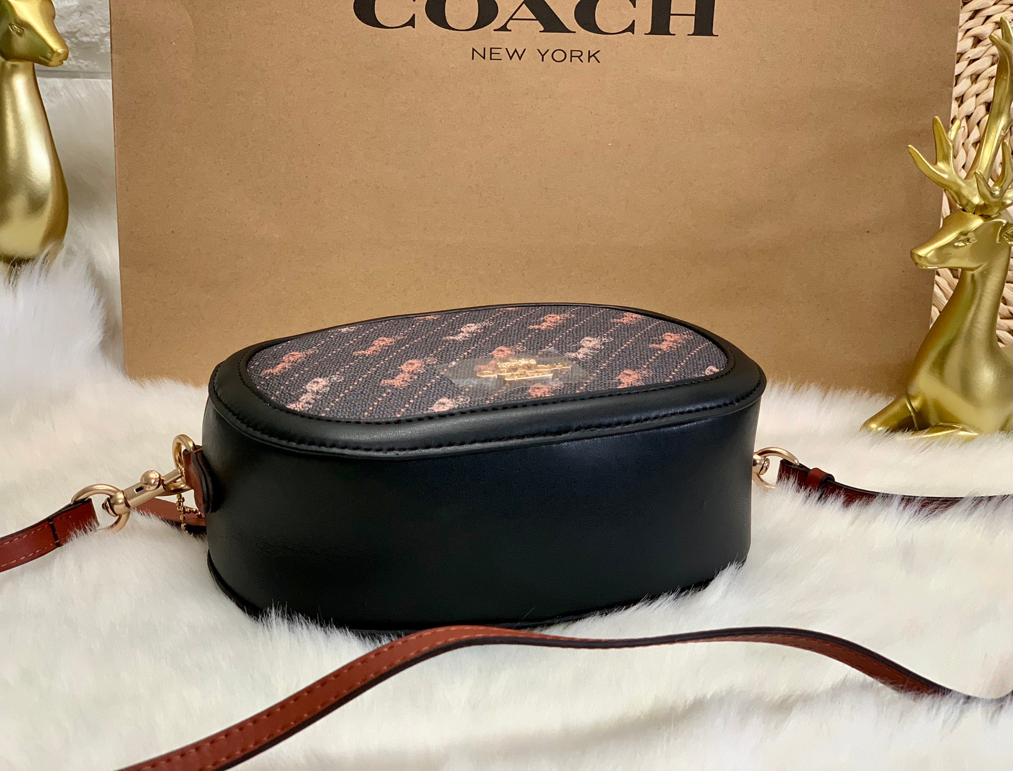 กระเป๋าสะพายทรงกล่องกลมไฮโซน่ารักเก๋ๆ แบรนด์เนมโค้ชสีดำลายรถม้า COACH CAMERA BAG WITH HORSE AND CARRIAGE DOT PRINT ((C4057))