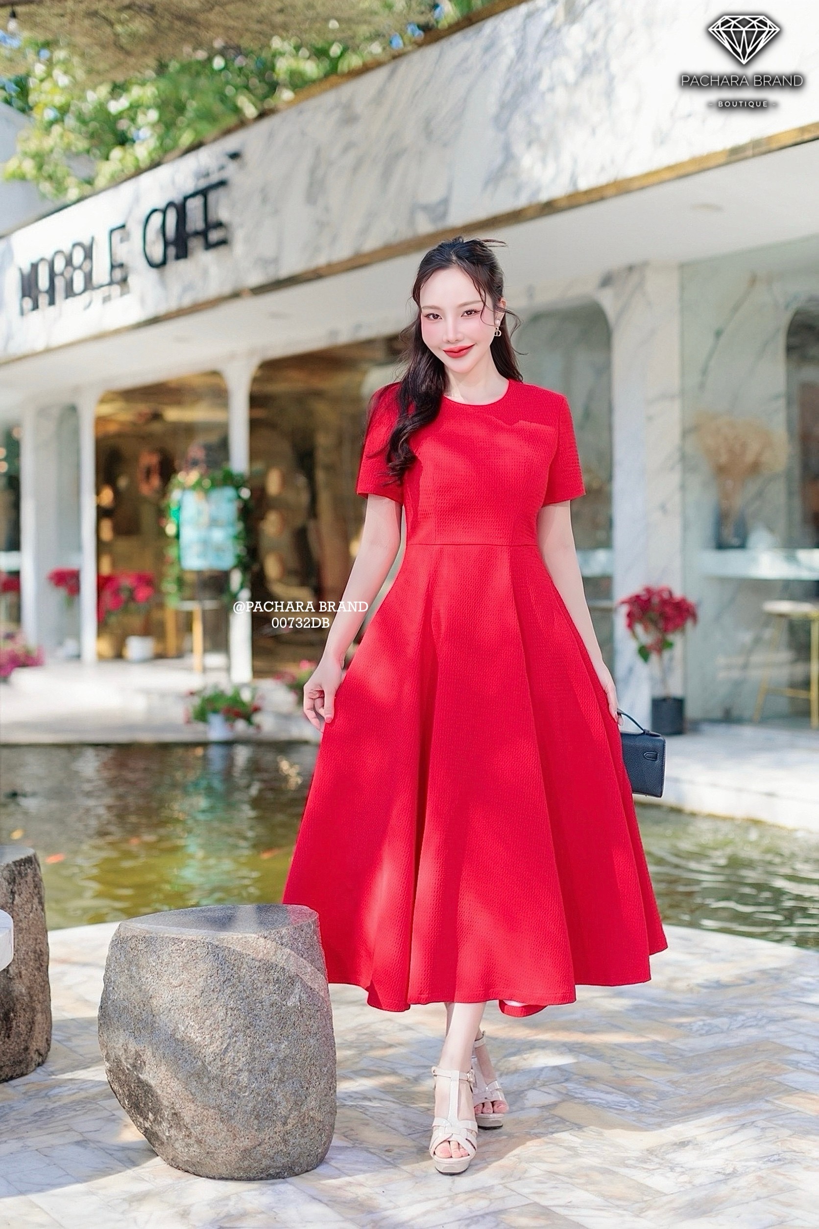 เดรสยาวคอกลมแขนสั้นสีแดง ช่วงเอวตีเกร็ดเข้ารูป ชายกระโปรงบานเป็นทรงสวยมาก เนื้อผ้าหนามีเท็กเจอร์ทอลายนูนสวย งานซิปด้านหลัง มีซับในอัดกาวอย่างดี รุ่นนี้ใส่ชิลล์ถ่ายรูปสวยได้ทุกโอกาสเลยนะคะ #PACHARABRAND