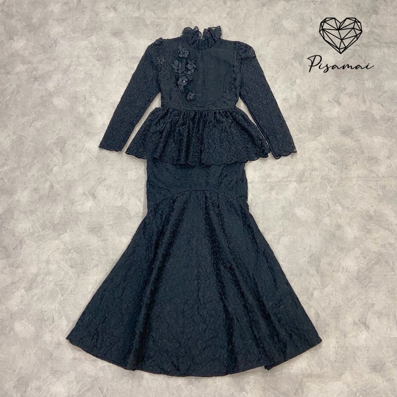 เดรสคอเต่าแขนยาวงานผ้าทอนูนสีดำ ช่วงอกแต่งดอกไม้3D ช่วงชายกระโปรงเป็นงานชายหางปลา ดีเท็ลเนี้ยบทุกจุดทรงตามหากันทั้งประเทศ ต้องมีเลยค่า