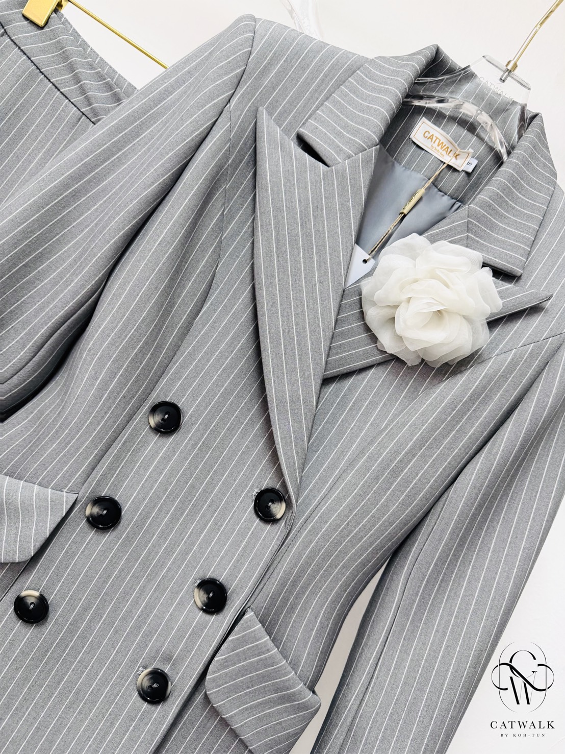 เซตสูทลายทาง+เข็มกลัดดอกไม้+กางเกงขายาวทรงสวย เนื้อผ้าเกรดเอ ทอลายในตัว ตัวสูทเป็นทรงเข้ารูป แต่งกระดุมด้านหน้า 6 เม็ด มีกระเป๋า 2 ข้างใช้งานได้จริง มีเข็มกลัดดอกไม้ สีดอกไม้จะเป็นสีตามลายเส้นของตัวชุด มาคู่กับกางเกงขายาวทรงสวย ใช้ผ้าเนื้อเดียวกับตัวสูท เ