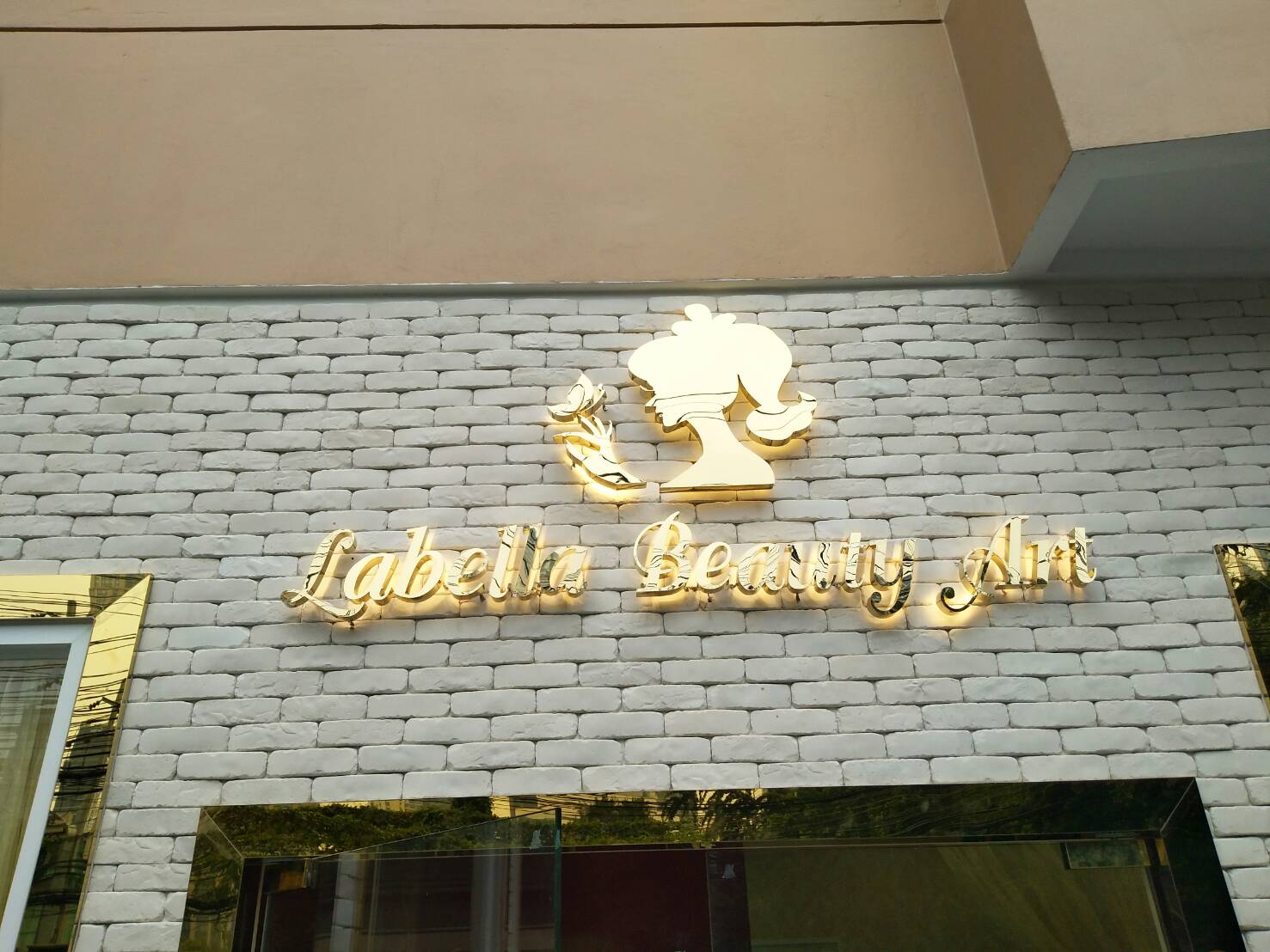 อักษรสแตนเลสหน้าทอง สีวอร์ม ติดไฟออกหลัง #LabellaBeautyArt ติดตั้งสุขุมวิท22