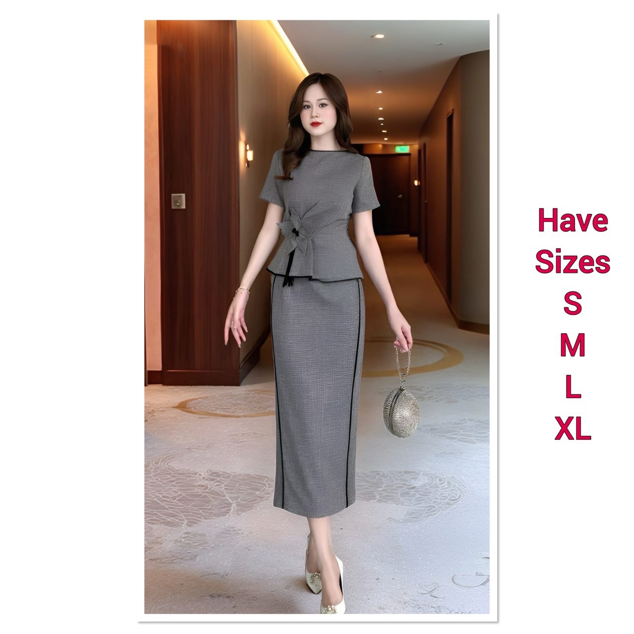 ชุด Set3ชิ้น เสื้อแขนสั้นสีเทา ดีเทลแต่งระบายและกุ้นสีดำชายเสื้อ (อกเสริมฟองน้ำ ซิปหลัง) และมีเข็มกลัดดอกไม้ มาพร้อมกระโปรงสีเทาทรงสอบดีเทลผ่าหลัง แต่งกุ้นสีดำด้านหน้าดีไซน์สวย (มีซิปหลัง)