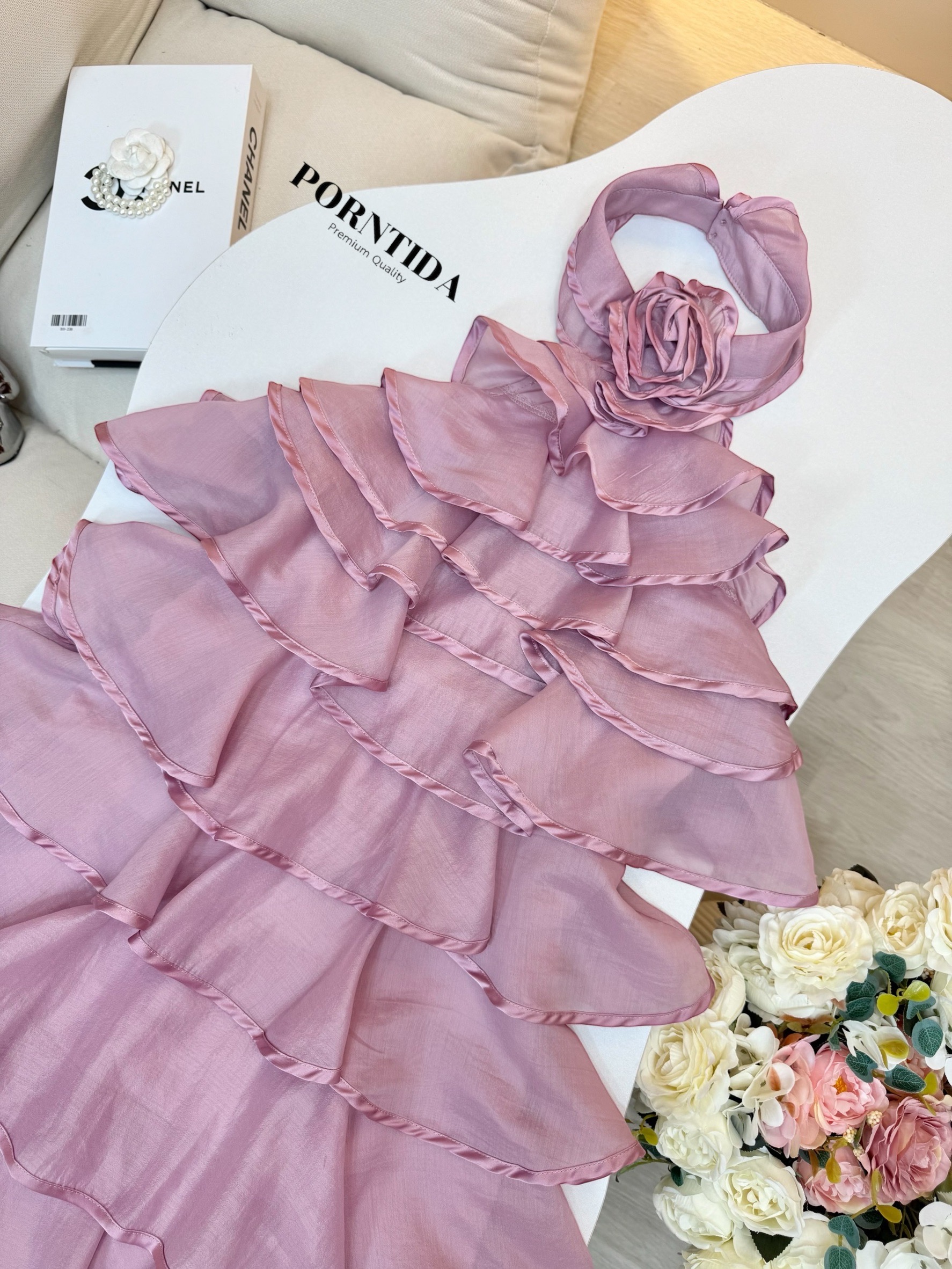 ชุดเดรสสีชมพู ชุดเดรสคล้องคอแต่ง แต่งดอกกุหลาบด้านหน้า เป็นชุดเดรสชั้นรุ่นนี้สวยมาก