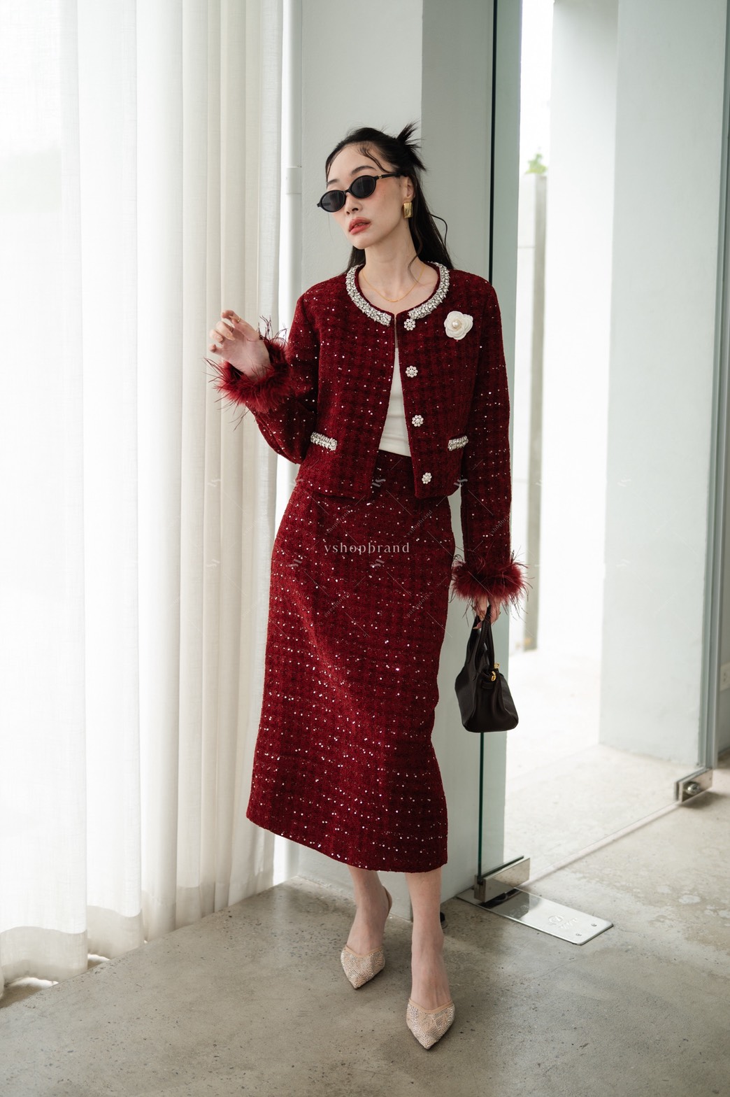 Set เสื้อผ้าทวิตทอเลื่อม + กระโปรงยาว ผ่าหลัง + ขนนก + เข็มกลัด