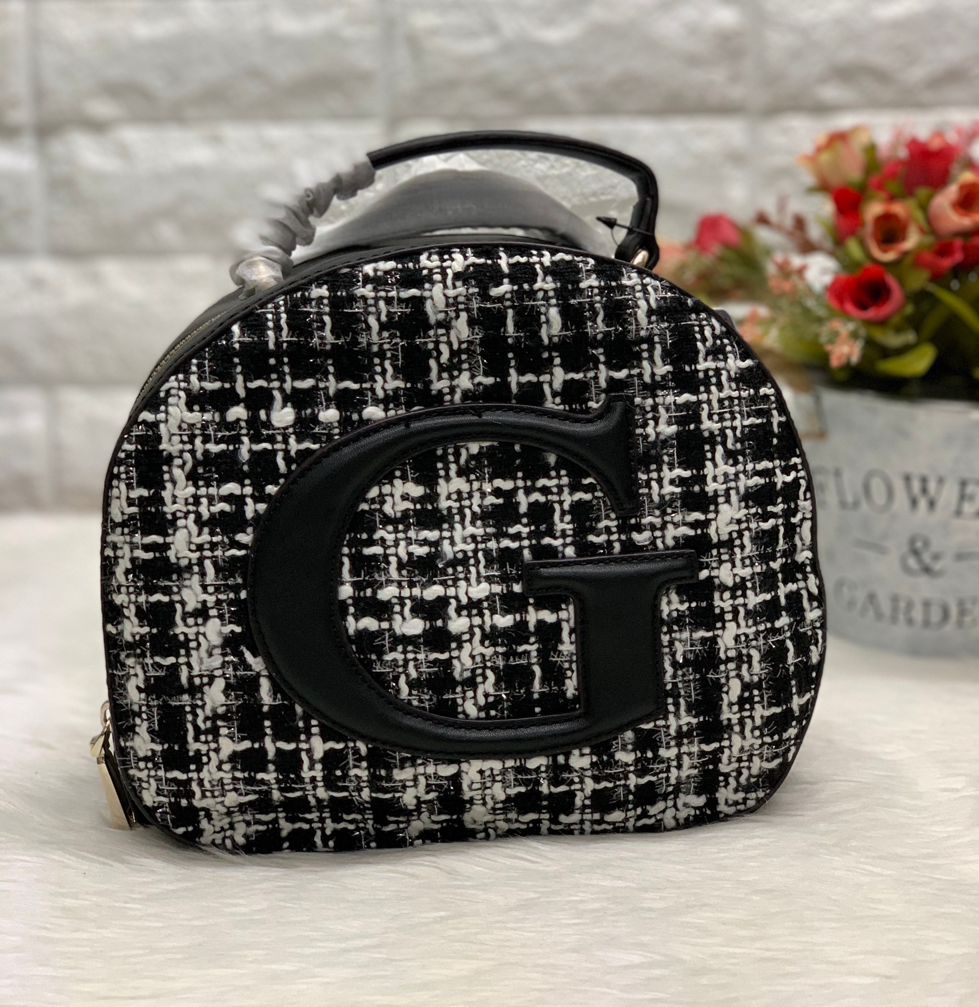 กระเป๋าสะพายแบรนด์เนมเกสเก๋ๆ สีดำลายผ้าทวีด GUESS VIOLA CONVERTIBLE CROSSBODY BACKPACK（TWEED）
