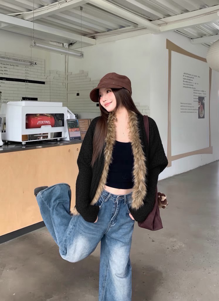 เสื้อคลุมไหมพรมผสมวูล ตกแต่งขนเฟอร์นุ่มฟู ใส่แล้วน่ารักมากก 🤍 โทนสีคลุมง่าย แมตช์ได้ทุกลุค อบอุ่น ใส่สวยทุกโอกาส