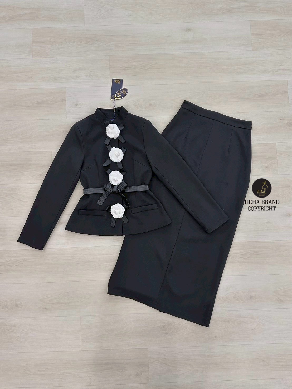 ชุด Set2ชิ้น เสื้อแขนยาวสีดำทั้งชุด คอจีน ดีเทลแต่งกระดุมเม็ดใหญ่ด้านหน้า และแต่งปกกระเป๋า มาพร้อมเข็มกลัดดอกไม้สีขาว และสายเข็มขัดหนังสีดำ (ช่วงไหล่เสริมฟองน้ำ)