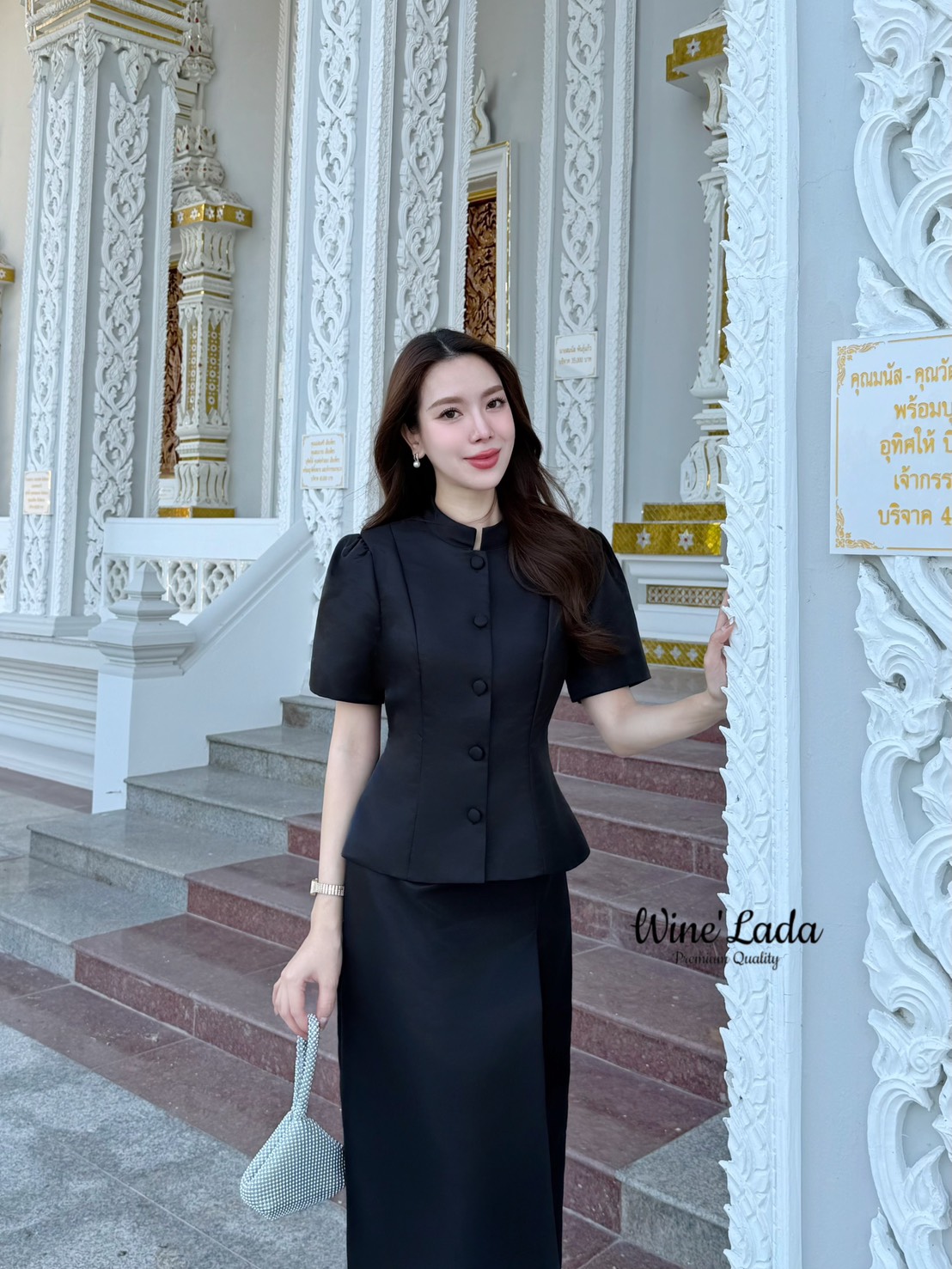 Set 2 Pcs. เซ็ทชุดไทยผ้าไหมเสื้อแขนแขนสั้น เป็นชุดจิตรลดาแบบแขนสั้น มาพร้อมกับกระโปรงผ้าไหม ทรงสอบเข้ารูป จะงานราช งานบุญ ได้หมดเนื้อผ้าใส่สบาย ทรงสวยมากค่ะ เป๊ะและเข้ารูป ใส่แล้วผอมเพียว กระโปรงซับในทั้งตัว ใครได้ลองแล้วจะหลงรักค่าา รับรองคุ้มเว่อร์ งานส