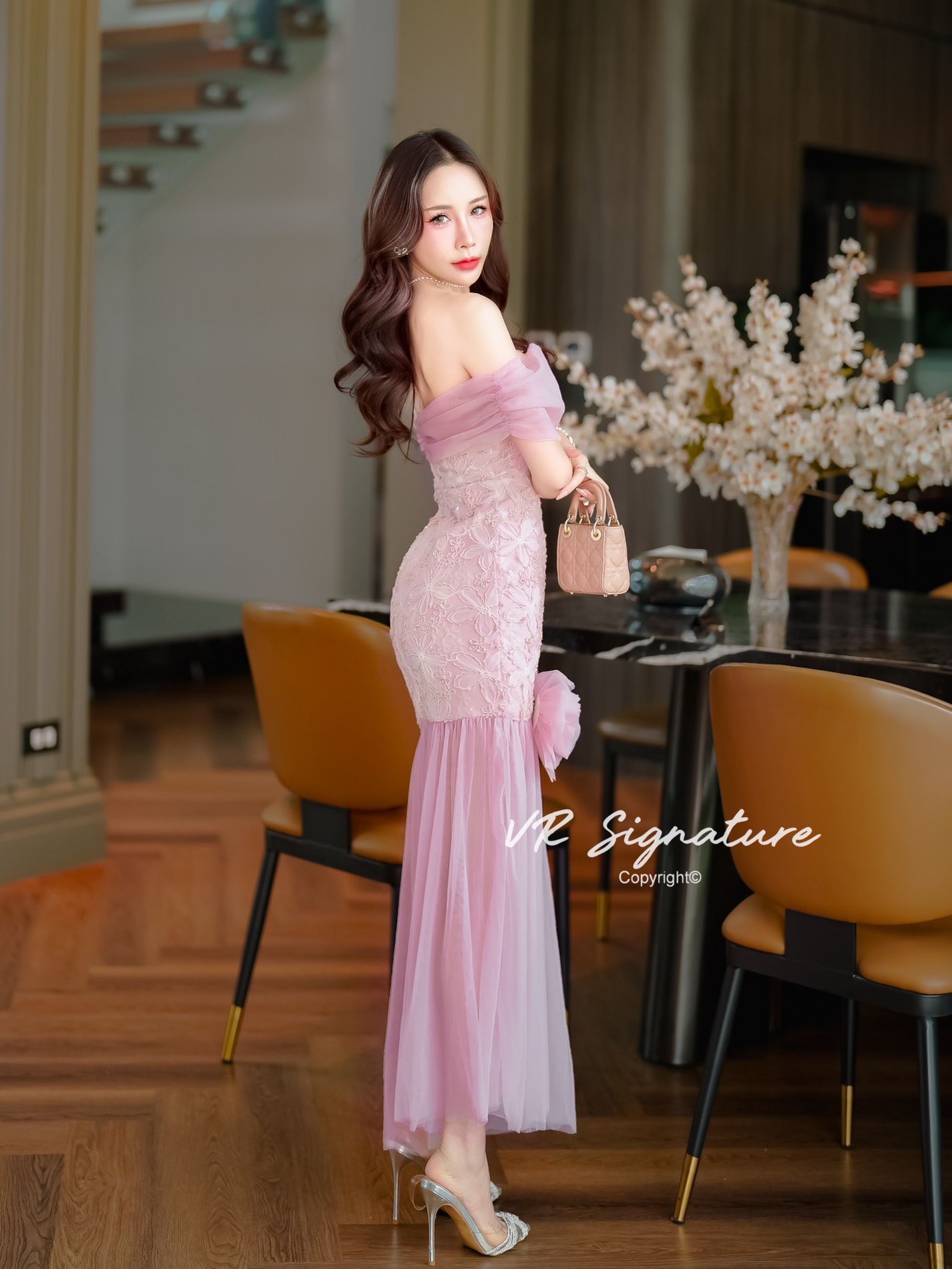 Dress ตัวยาว ปาดไหล่ เนื้อผ้าซีทรูตาข่าย ช่วงตัวใช้ผ้าลูกไม้แฮนด์เมดรูปดอกไม้ปักเลื่อมทั้งตัวสวยมากๆค่ะ อกมีฟองน้ำจัดทรงให้ค่ะ เอวเข้ารูป ชายกระโปรงแต่งเฉียงเล็กน้อย แต่งผ้าตาข่ายชายกระโปรง มีเข็มกลัดดอกไม้