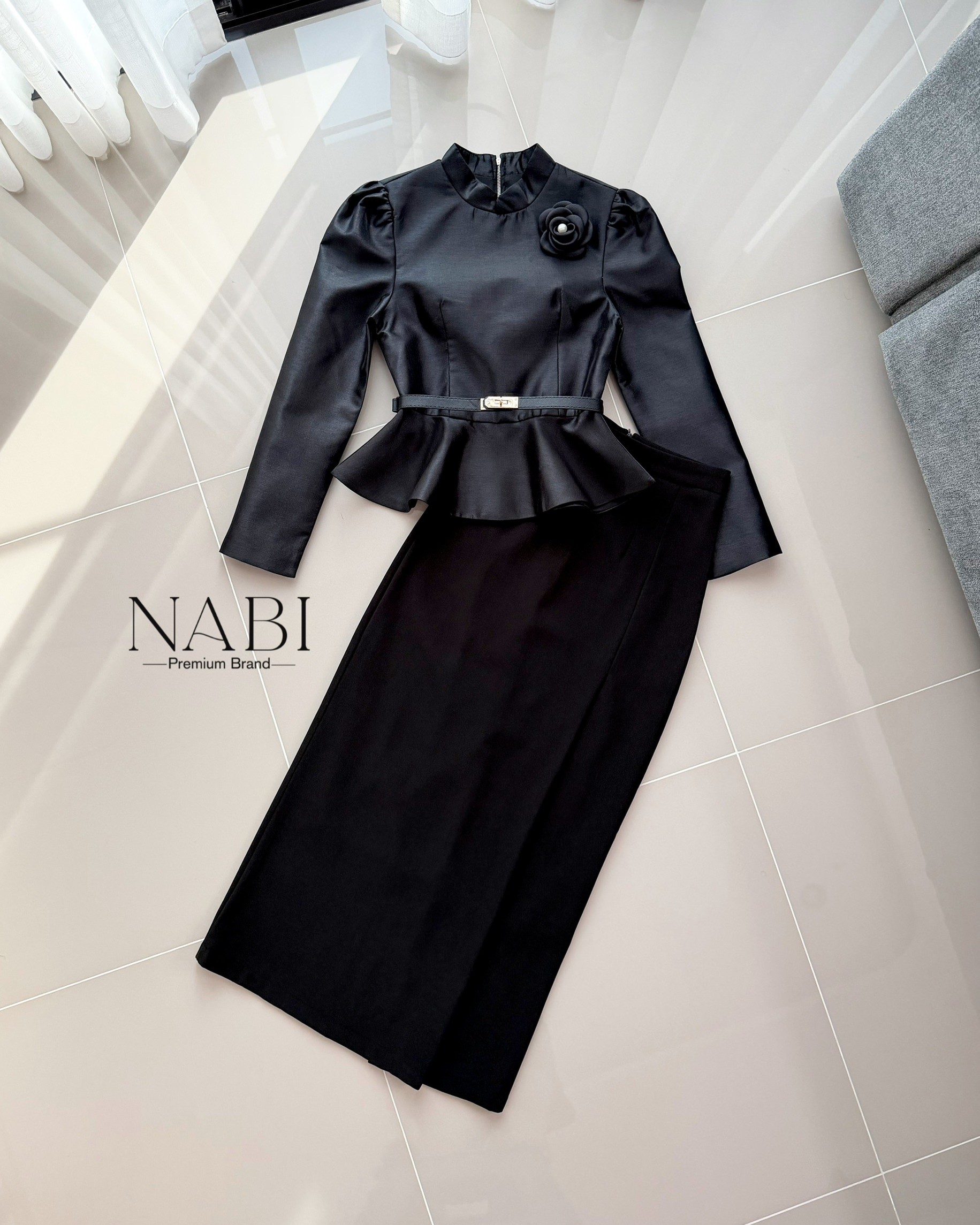 ชุดเซ็ตแขนยา คอกลม มีซัปในฟองน้ำในตัว มาคู่กับกระโปรงยาวทรงชุดไทย พับจีบด้านข้าง ผ่าทรงVด้านหลัง งานอัดกาวอย่างดีอยู่ทรง ใส่คู่กับเข็มกลัดดอไม้และเข็มขัดคือ สวยหรูลงตัวมาก ดีไซน์สวยดูผู้ดีแบบไทยๆ ไม่ซ้ำใคร ใส่ได้หลายโอกาศ ราคาคุ้มสุดๆ ห้ามพลาดนะคะสาวๆ #ชุ