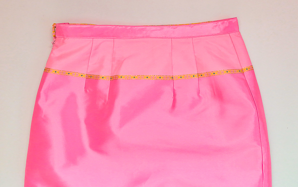 ผ้าถุงไหมสำเร็จรูป (สีชมพู) งานตัดเย็บประณีต อัดผ้ากาวตามสีของผ้าถุง เนื้องานดีเกรด A (รอบเอว 28 นิ้ว)