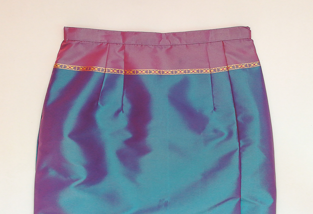 ผ้าถุงไหมสำเร็จรูป (สีน้ำเงินอมม่วง) งานตัดเย็บประณีต อัดผ้ากาวตามสีของผ้าถุง เนื้องานดีเกรด A (รอบเอว 28 นิ้ว)