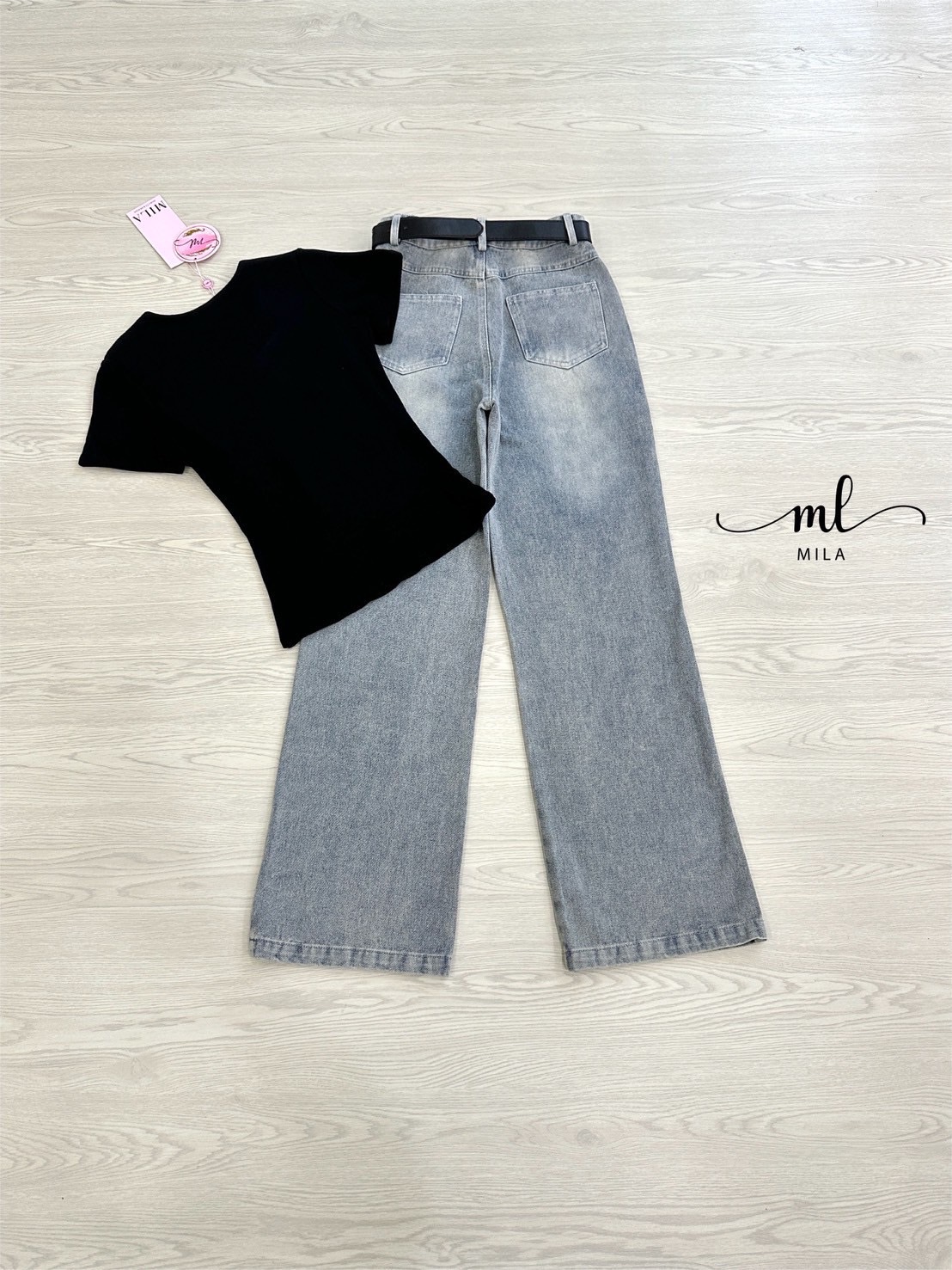 Set 3 ชิ้นลุคคุณหนูสายชิค เสื้อยืดคอวีผ้านุ่มเด้ง สีดำ (มีฟองน้ำ) ใส่แล้วผิวดูผ่อง เนื้อผ้ายืดหยุ่นพอดีตัว ไม่ย้วยง่าย แมตช์กับกางเกงยีนส์สีอ่อนทรงกระบอกใหญ่