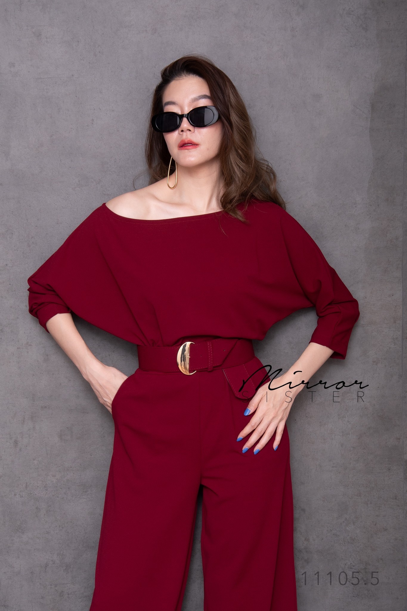 Mirrorsister’s BiRKiN BeLT & PlaySuiT•• ชุดกางเกงทรงสวยมากกก แพทเทรินเป๊ะปังดีงามทั้งตัว ช่วงบนเป็นเสื้อไหล่ตกหรือปาดไหล่ ช่วงกางเกงทรงกระบอกใหญ่สวยมาก มาพร้อมเข็มขัดเส้นใหญ่สีเดียวกันกับชุดหัวมนๆอะไหล่ทอง เข้ากันเพอร์เฟคที่สุด สวยเรียบหรู เนื้อผ้าPREMIUM