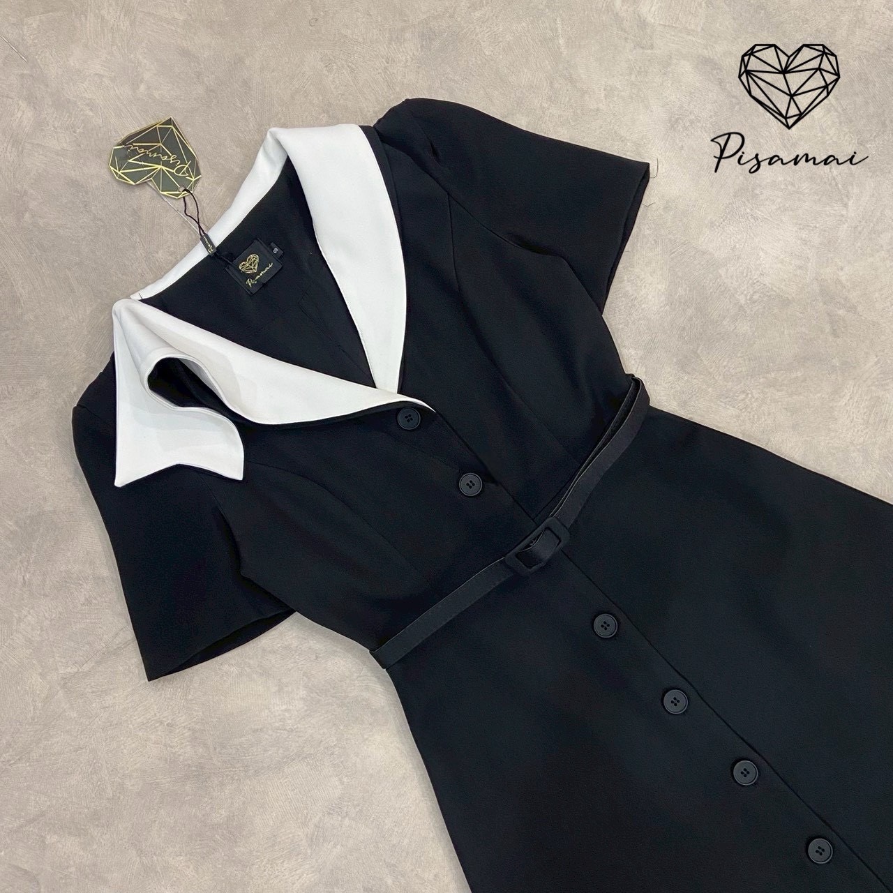 เดรสตังยาวสีดำ มาในทรงคอปกทูโทนตั้งสวยสง่า ดีไซน์สวย หรู old money ดูแกรมมากๆค่า ต้องมีเลยค่า