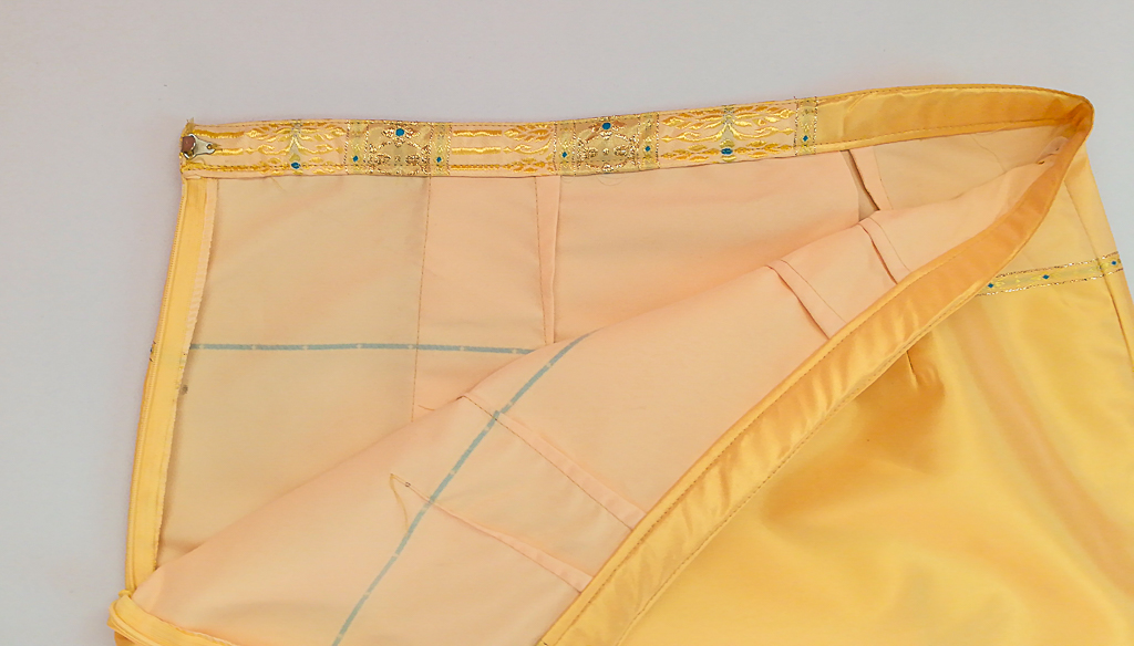 ผ้าถุงไหมสำเร็จรูป (สีเหลือทอง) งานตัดเย็บประณีต อัดผ้ากาวตามสีของผ้าถุง เนื้องานดีเกรด A (รอบเอว 32 นิ้ว)