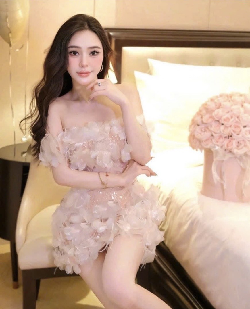 Dress เกาะอก สาย luxury ห้ามพลาดคลอนี้ สีใหม่ล่าสุด โดดเด่นด้วยเนื้อผ้า ผ้ากลิตเตอร์ ทั้งตัวตกแต่งด้วยดอกไม้ผ้าชีฟอง มีฟองน้ำเสริมหน้าอก ซิบหลีง มีแขนข้างเป็นดอกไม้สีขาว รุ่นนี้ใครพลาด เสียใจแน่เลย