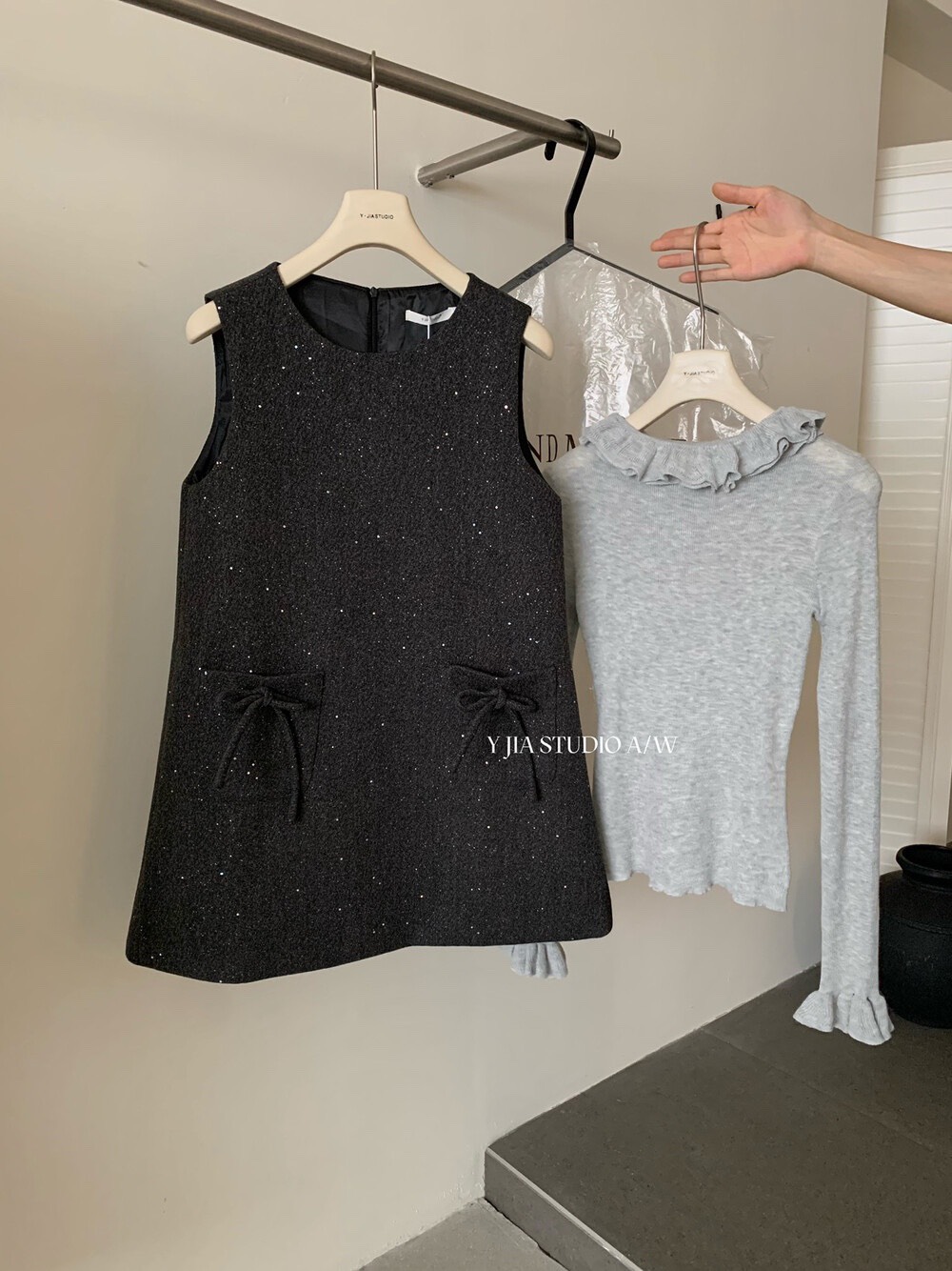 MAYA SHOP 5085# Set 2 pcs เสื้อแขนยาว ลาย polka dot + เดรสแขนกุด คอบัว งานซิปหลัง เนื้อผ้าดี มีซับใน งานสวย