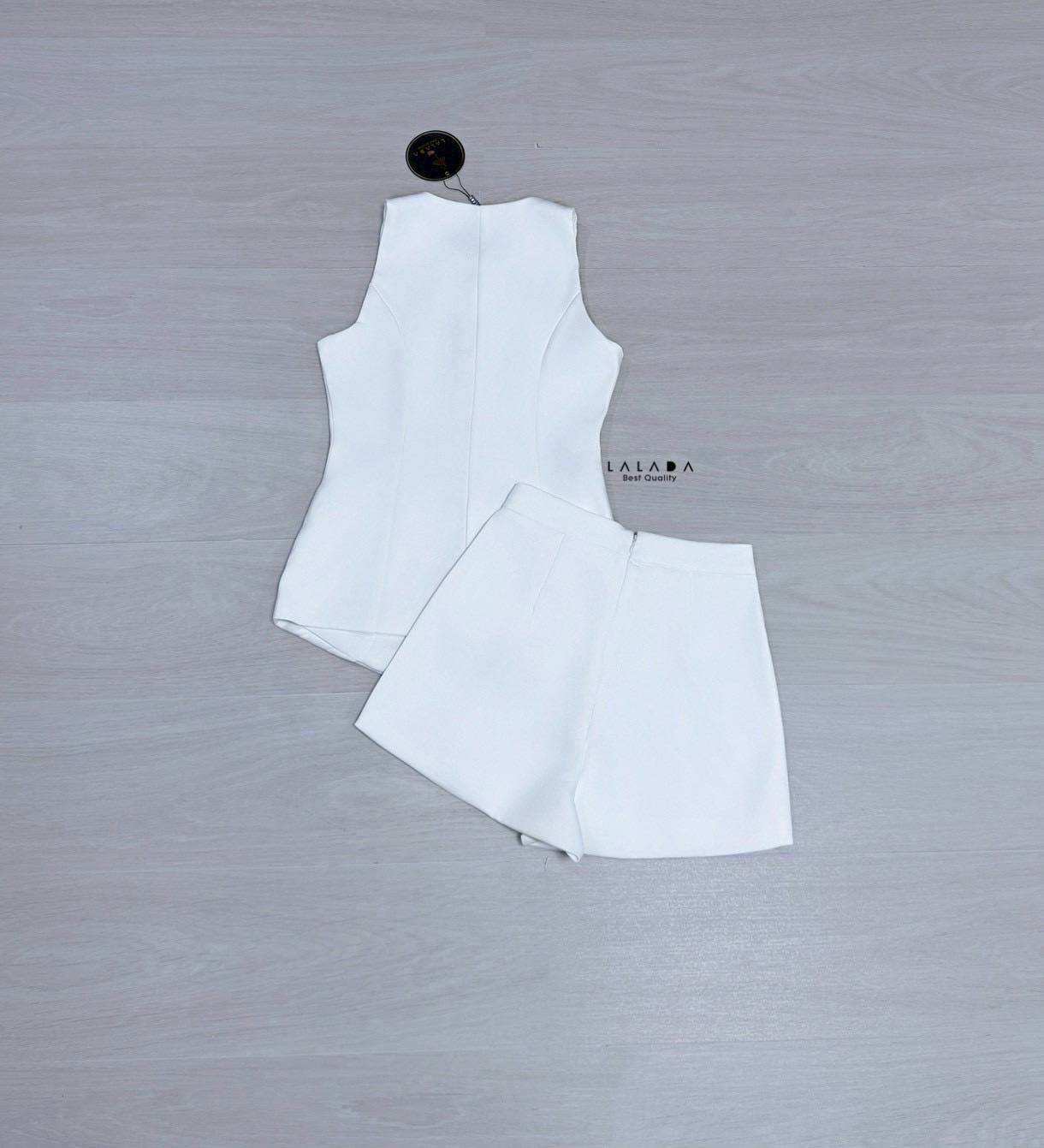 set 2 ชิ้น เสื้อแขนกุดกระดุมหน้าตัดเย็บอย่างดี มีกระเป๋าสองข้างใช้งานได้จริง เนื้อผ้าอย่างดี จับแมทช์กับกางเกงขาสั้น งานซิปหลัง สวยแกลม