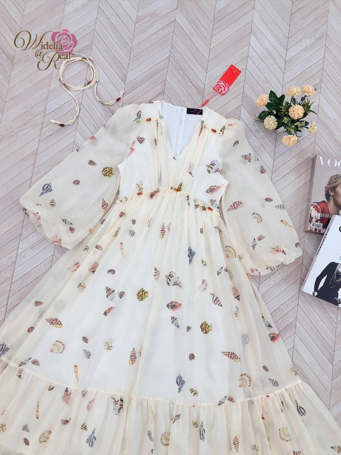Maxi Dress แม็กซี่เดรสแขนยาวเนื้อผ้าพิมพ์ลายหอยสวยช่วงอกเย็บจีบ ประดับด้วยหอยรอบเอว ท่อนล่างกระโปรงยาวบานพริ้วสวย ใส่ง่าย ใสสบาย เนื้อผ้าอย่างดี แนะนำเลย รับรองใส่ออกมาไม่ผิดหวัง บอกเลยห้ามพลาดเด็ดขาดงานดีงานสวยจริงต้อง Widelia @ Real