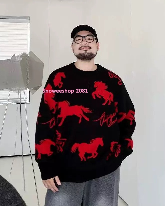 ลายม้าเท่เกินต้าน! ใส่แล้วดูแพงแบบโอปป้า เสื้อสเวตเตอร์คอกลมสไตล์เกาหลี ใส่ได้ทั้งชาย-หญิง ดีไซน์เรียบแต่ดูมีคลาส หนา อุ่น ใส่สบายสุด ๆ ใส่เที่ยวต่างประเทศก็เอาอยู่ ขนาดใหญ่พิเศษ 2XL – 8XL (ถึงอก 58") มีให้เลือก 2 สีเท่ๆ — ดำ / แดง