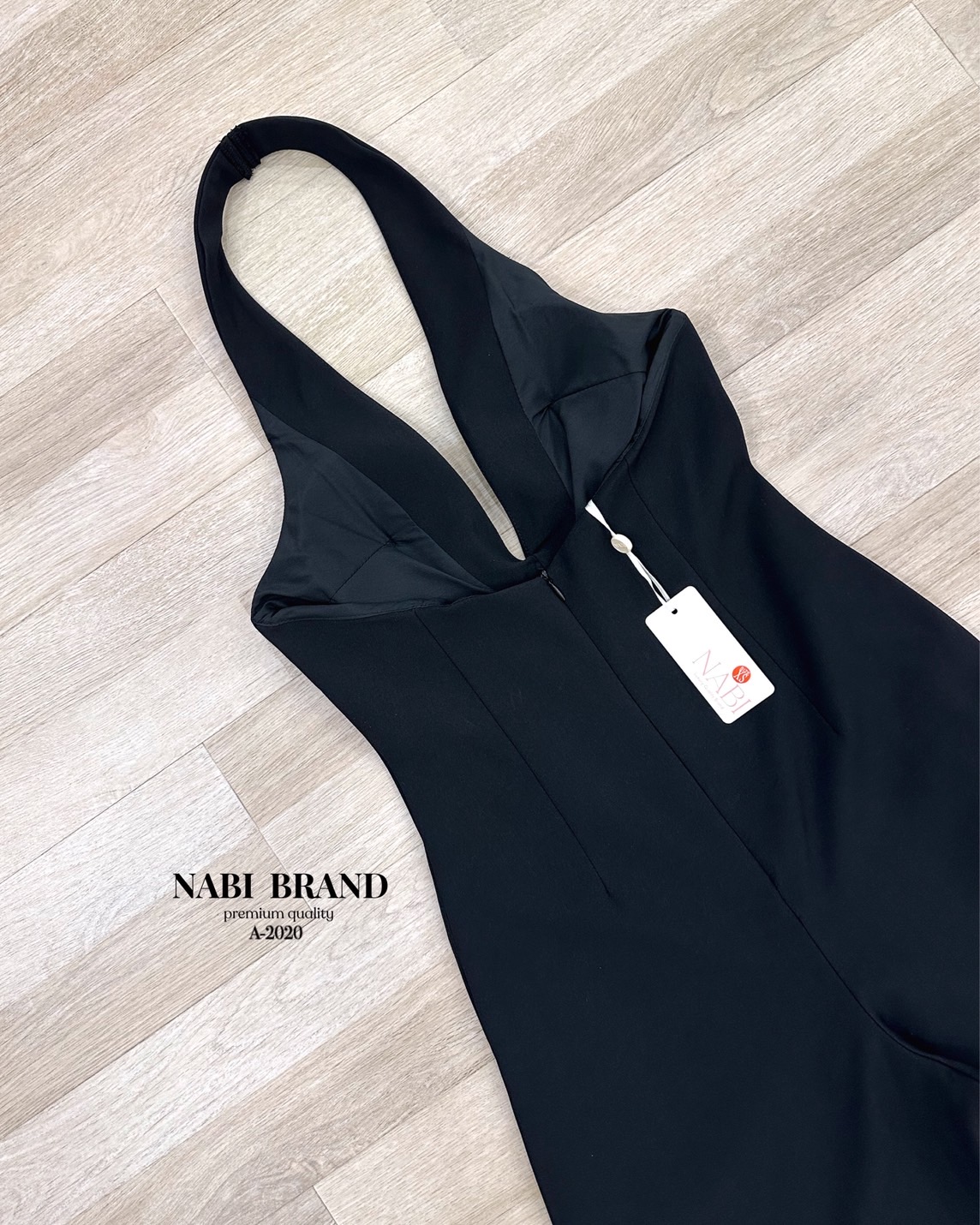 จั้มสูทขายาวทรงขาม้า สีดำทรงคล้องคอ ด้านหน้าเป็นทรงคอวี โชว์หลังแอบsexyหรูไฮมากค่ะ เพิ่มกระเป๋า2ข้าง ใช้งานได้จริง มาพร้อมกับเข็มขัดรัดเอว บอกเลยว่ารุ่นนี้คือ ใส่สวย ดูสูงผอมเพรียว ที่สำคัญเนื้อผ้าดี มีฟองน้ำ มีซับในอย่างดีค่ะ ความยาวกำลังดีไม่รั้งเป้าแน่