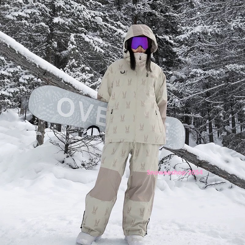พร้อมลุยทุกลานหิมะ ชุดสโนว์บอร์ด / ชุดสกี กันหนาวระดับมืออาชีพ กันหนาวติดลบ ใส่แล้วอุ่นสบาย กันน้ำ กันลม กันหิมะสุดพลัง ทรง Oversize ใส่หลวมๆ เท่ได้ทั้งชาย & หญิง จะสกี จะสโนว์บอร์ด หรือแค่โพสท่าถ่ายรูป ก็คูลสุดๆ