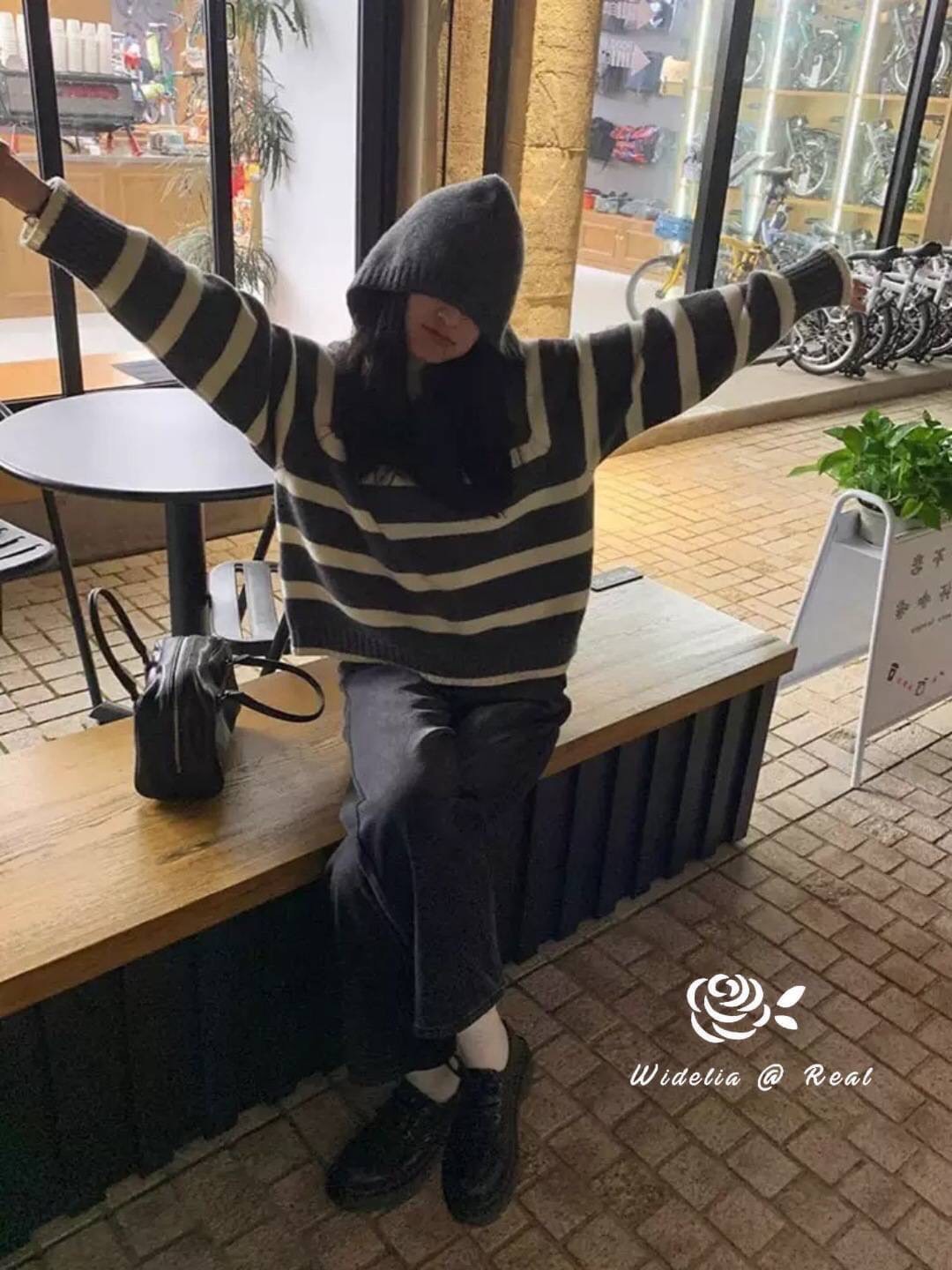 Blouse :: เสื้อตัวยาวสุดเก๋ รุ่นนี้ปังมากแม่ งานเกรดพรีเมี่ยม ตัวเสื้อเป็นไหมพรมเนื้อนุ่มนิ่มทอสลับเป็นริ้วสวย มาพร้อม Hood สุด Cute งานสวย ทรงเป๊ะ คัทติ้งเนี้ยบมาก งานไหมพรมเนื้อดีมากนะคะ รับรองใส่ออกมาไม่ผิดหวังการันตีให้เลย บอกเลยห้ามพลาดเด็ดขาดงานดีงา