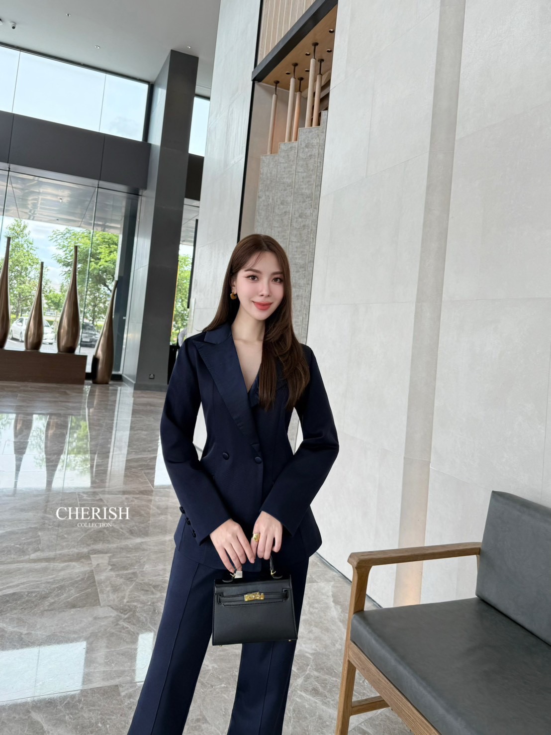 Setsuit เสื้อ+กางเกง ที่เรียบหรูดูแพง ทรงสวย ใช้ผ้าดี ตัวเสื้อสูทแขนยาวคอปกช่วงคอและกระเป๋าตกแต่งผ้าซาติน ตัวกางเกงเอวสูงขากระบอกใส่แล้วขาดูเรียวยาวสุดๆ ชุดนี้ใส่แล้วเด่นสุดๆ ต้องมีสักชุดแล้วนะคะ