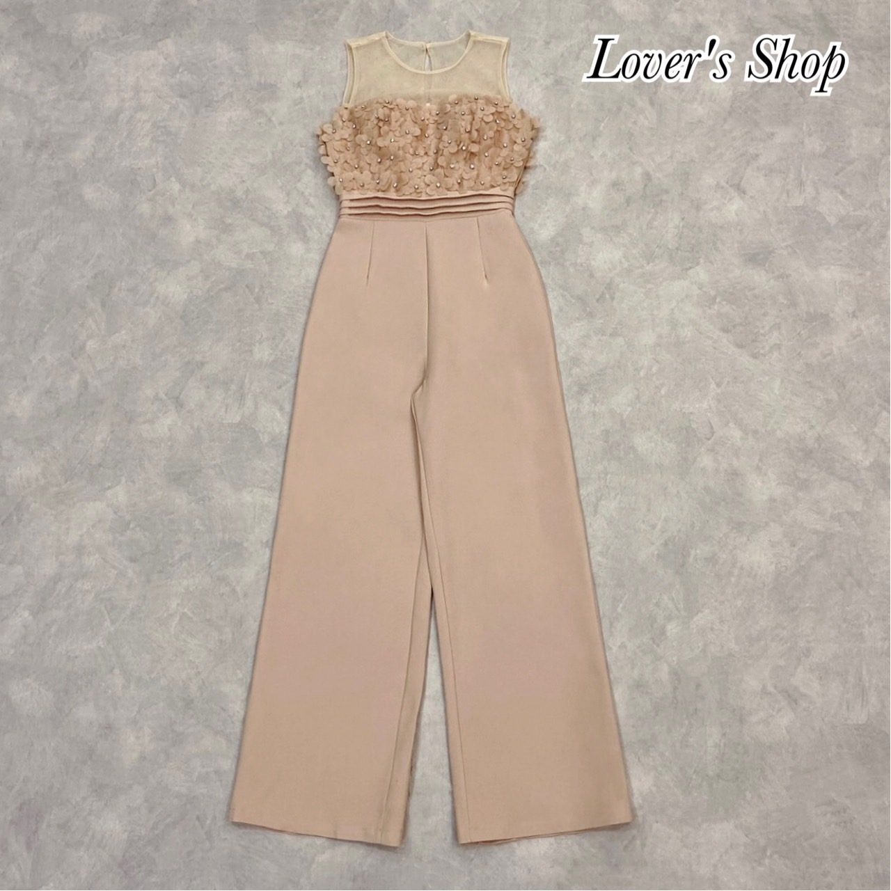 Teg : Lover’s Shop Detail : จั้มสูทกางเกงขายาว ยกดอกไม้มาให้ทั้งทุ้งเลยค้า เป็นจั้มสูทที่ได้ทั้งลุคหวานและเปรี้ยวลงตัวสุดๆ ดีเทลช่วงอกแต่งดอกไม้3D แต่งด้วยเกสรเพชร เป็นงานเย็บนะคะ ไม่หลุดง่าย ช่วงบ่าใช้ผ้ามุ้งซีทรู เวลาใส่คล้ายเกาะอก เอวตีเกล็ดมาให้ ทรงกา