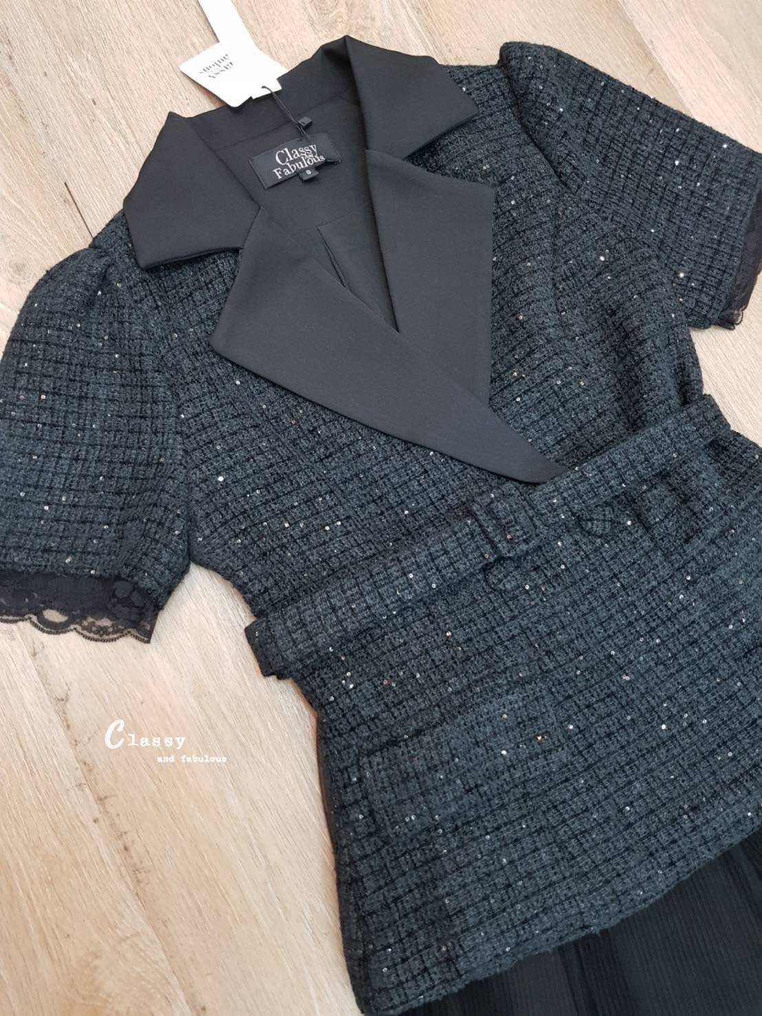 เสื้อคอปกสูท ผ้าทวิต แขนสั้นระบายลูกไม้ ดีเทลประดับกลิตเตอร์ลงบนเนื้อผ้า มีกระดุมหน้า 2 เม็ดและกระเป๋าด้านหน้า 2 ข้างใช้งานได้จริงนะคะ ใส่คู่กับกระโปรงผ้าซีทรูมุ้งลายริ้วจับจีบรอบตัว กระโปรงมีซิปหลังและมีซับในทั้งชุดค่ะ มีเข็มขัดผ้าทวิตเข้าเซตกันกับเสื้อใ