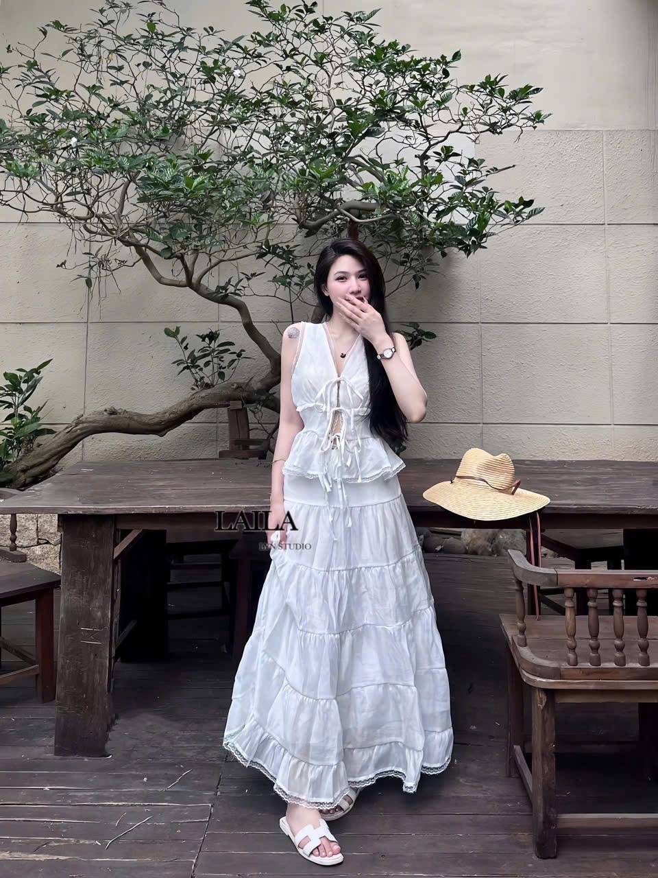 Detail: SET เสื้อ+กระโปรง เสื้อทรงแขนกุดงานแต่งตามขอบระบายลูกไม้ด้านหน้าแต่งผูกโบว์โชว์แซ่บแบบน่ารัก พร้อมแต่งจีบช่วงเอวนิดๆ มาพร้อมกระโปรงยาวสีขาวโทนเดียวกับเสื้อแต่งระบายๆทรงบาน พร้อมซับในอย่างดี เซ็ทพร้อมแมชกับถ่ายรูปเที่ยวทะเลค่า #byLaila #เสื้อแขนกุด