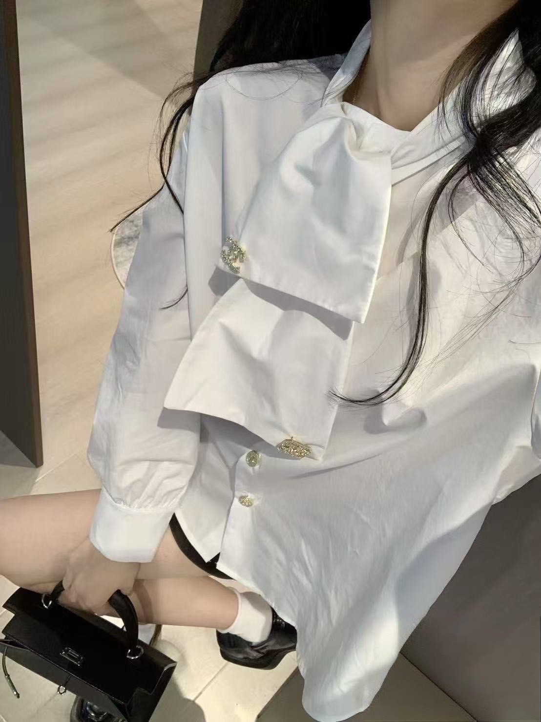Label :: RAMI-PAPHA(รมิปภา) เสื้อเชิ้ตสีขาว ดีไซน์คอเก๋ปรับใส่ได้ตามสไตล์ กระดุมหน้าสีทองสวยหรูโดดเด่น ปลายแขนเสื้อกระดุมใช้งานได้จริง เนื้อผ้านิ่มรีดง่าย สวมใส่สบาย ++มาคู่กับกางเกงขาสั้นเนื้อผ้าหนานิ่มฟูอย่างดีมีกระเป๋าใช้งานได้จริงซับในอย่างดีทั้งตัวซิ