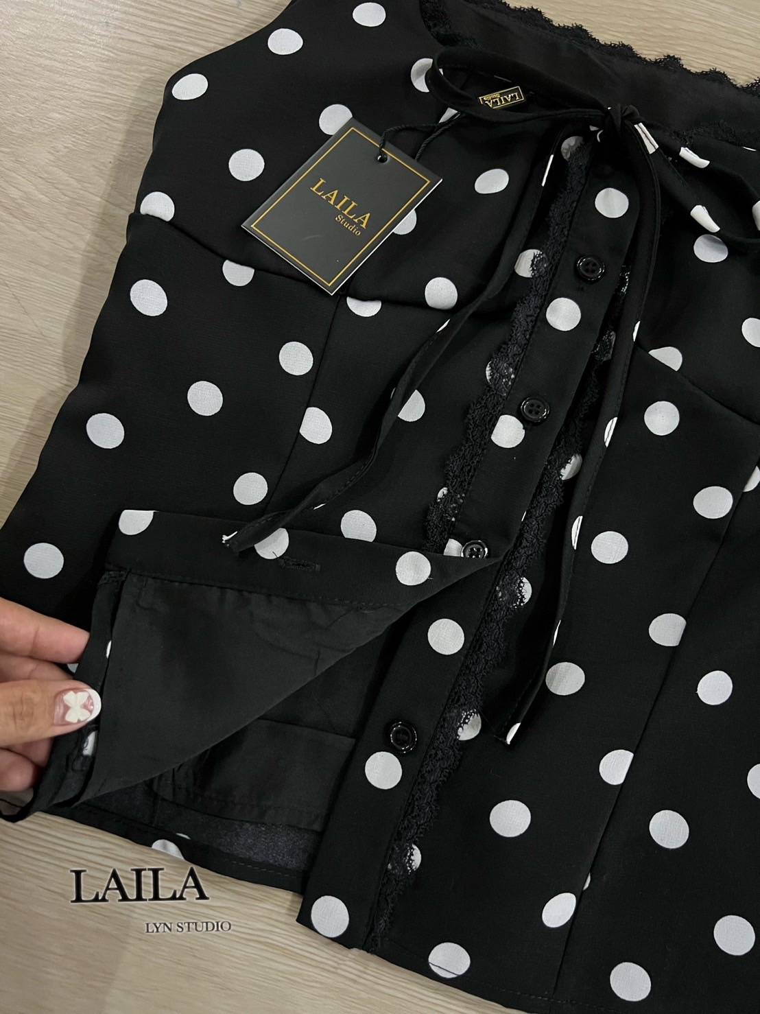 Detail: Set เสื้อ+กางเกง งานเสื้อทรงกล้ามงานแต่งลายจุดทั้วลำตัว ด้านหน้าแต่งกระดุมจะติดหรือปล่อยได้ทั้งสองแบบพร้อมผูกโบว์ งานหน้ารักมากเลยคะ มาพร้อมกางเกงยีนส์ขายาวงานผ้าสวย ทรงปล่อยๆแต่งสียีนส์ฟอกอย่างดี สาวเวียดนามน่ารักแมชกันลงตัว #bylaila brand #กางเก