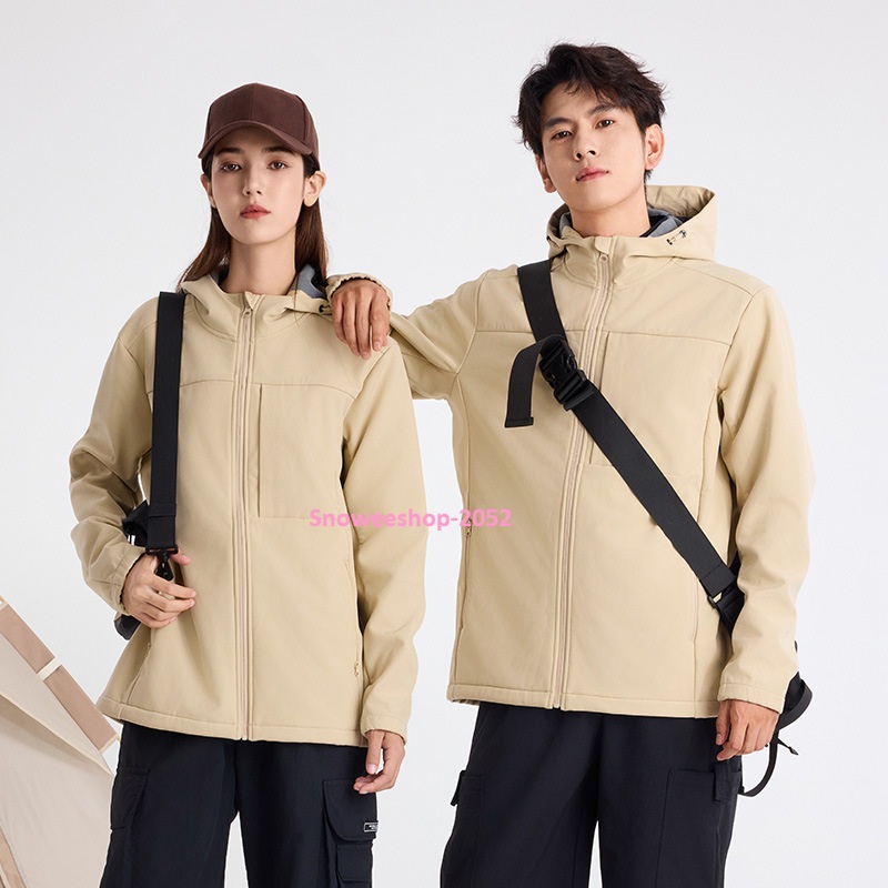 หนาวนี้…ต้อง “ซอฟต์เชลล์พรีเมียม” เท่านั้น กันลม กันน้ำ ได้จริง ซับในกำมะหยี่ หนานุ่ม อบอุ่นสุดๆ ใส่ได้ทั้งผู้ชาย-ผู้หญิง คู่รักก็เท่ มี 5 สี | ไซส์ S-7XL ครอบคลุมทุกสไตล์ จะถ่ายเดี่ยวหรือถ่ายคู่ บอกเลยว่าภาพออกมาดูแพงทุกช็อต