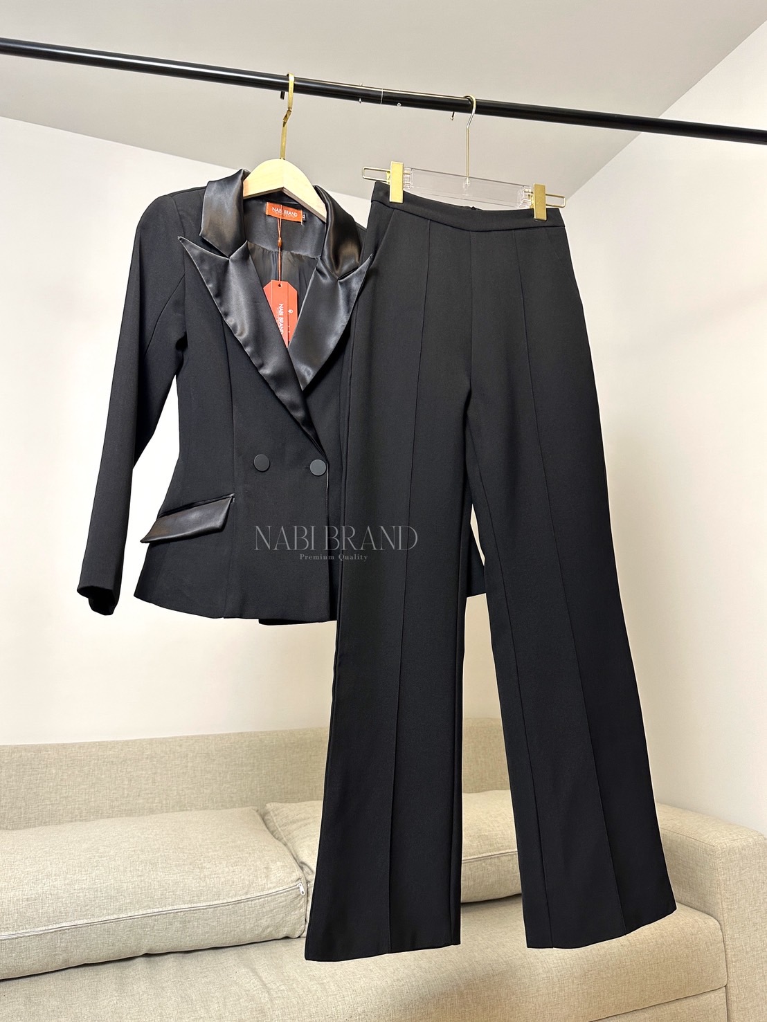 setsuit เสื้อ+กางเกง เป็นอีกรุ่นที่แนะนำมาก ใส่ออกมาดูผอม สมาร์ทผู้ดีสุด รุ่นนี้ใช้ผ้าทอพิเศษ ไม่ยับง่าย Texture ของผ้าคือมีความหรูหรามากกก ตัวเสื้อออกแบบให้มีกระดุมปั้มผ้าเดียวกับสูท 1 เม็ดติดได้จริง กระเป๋าจริง ##สูทสีดำ #สูทสีดำออกงาน #สูทสีดำใส่ทำงาน