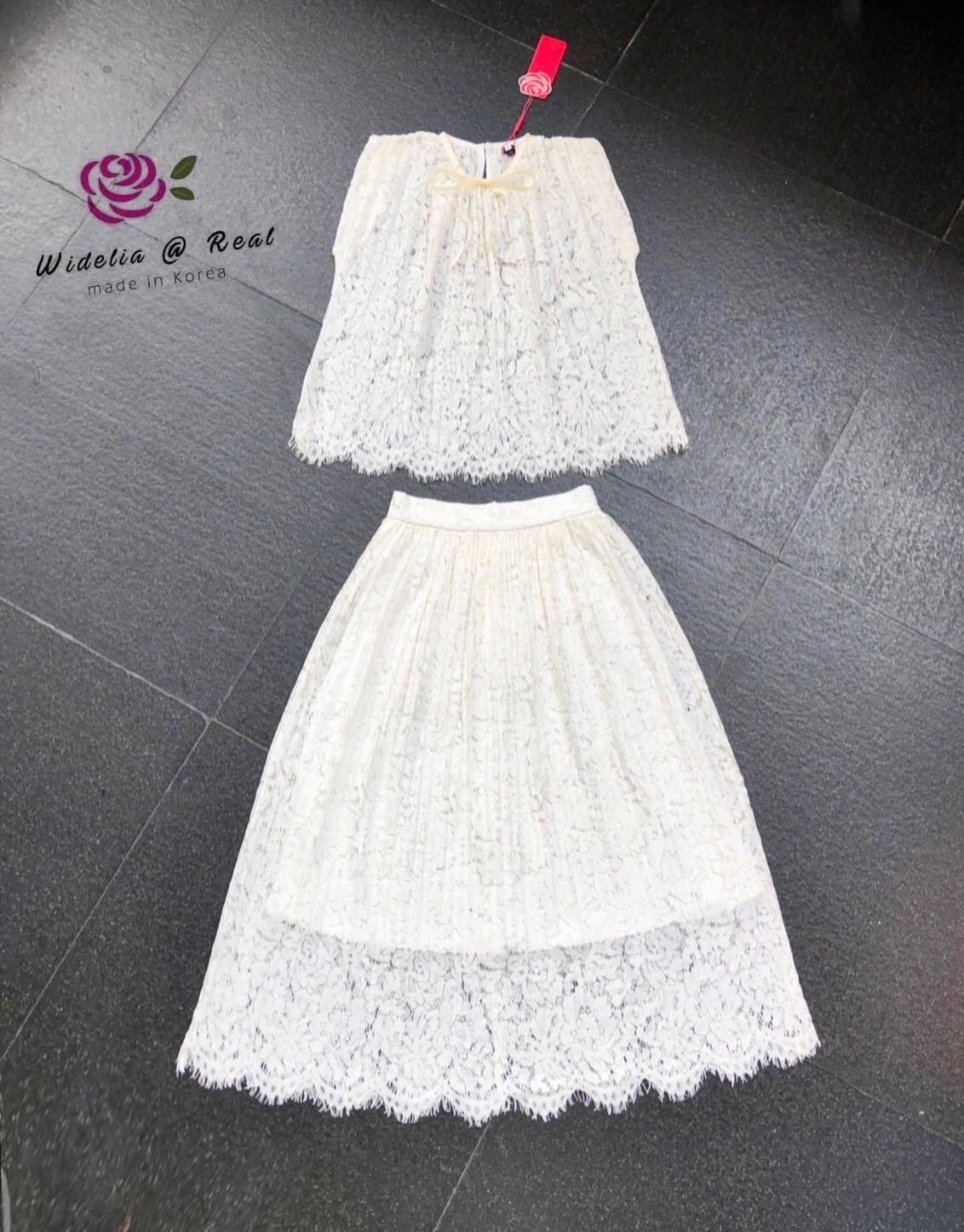 Set :: เสื้อตัวยาวสวยทรงดี กุ้นรอบคอด้วยแถบกำมะหยี่ผูกโบน่ารัก ตัวเสื้อเลือกใช้ผ้าลูกไม้เนื้อสวย ตัวเสื้อทรงปล่อยใส่ง่าย มาเข้าชุดพร้อมกับกระโปรงทรงเอบานตัวสวย แพทเทิ้ลเรียบๆแต่สวยมาก