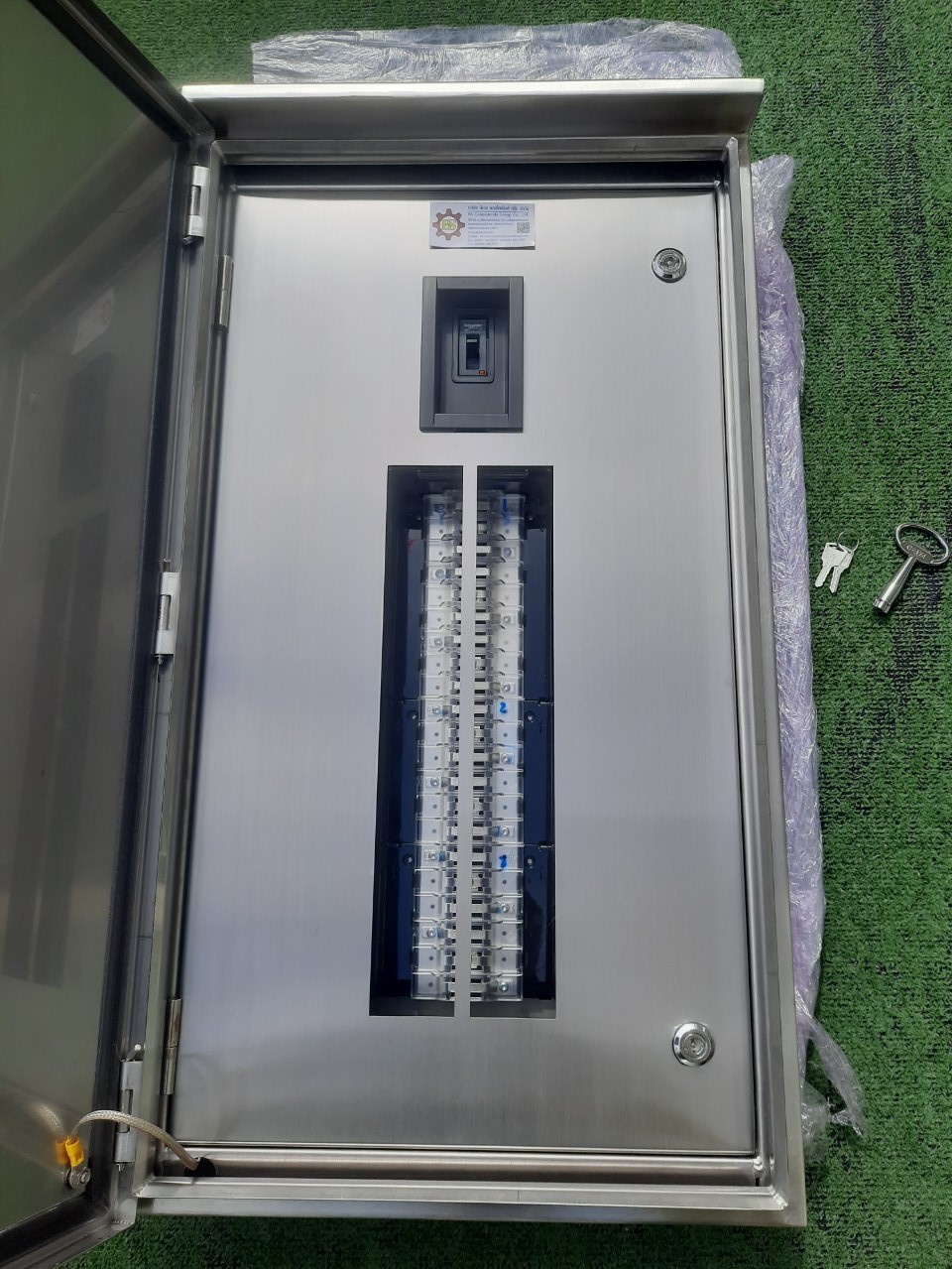 LOAD CENTER 100A ตู้สแตนเลส 304 มีหลังคาสโลป W450xH800xD152mm. (42ช่อง)