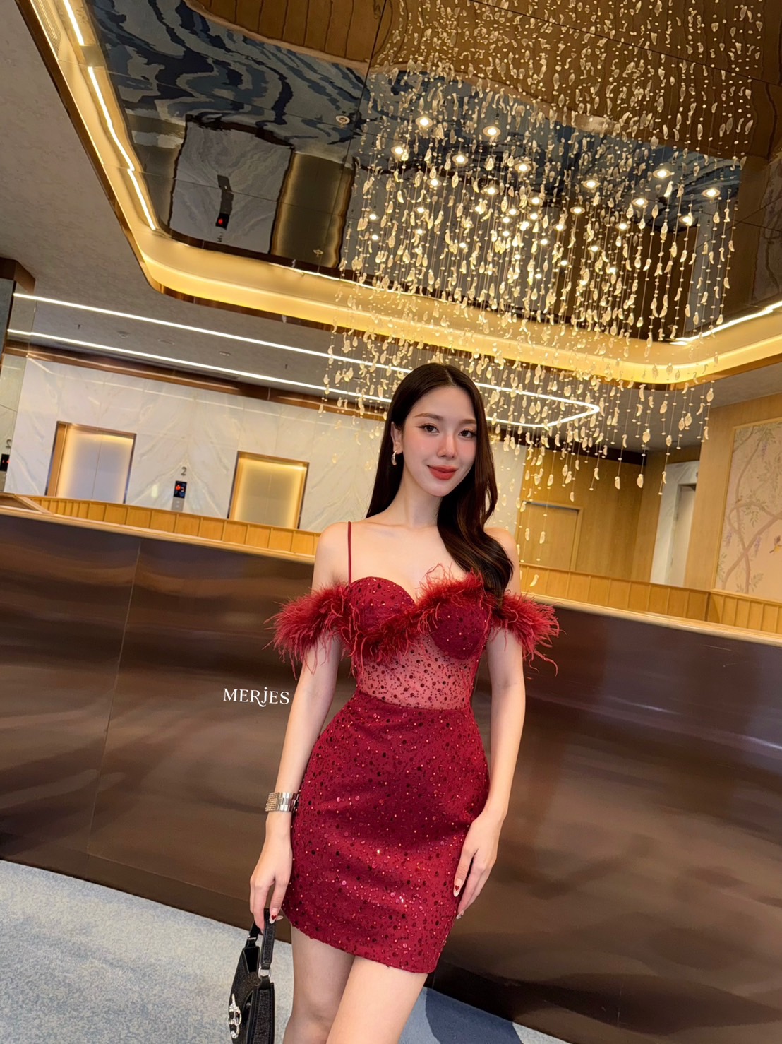 มินิเดรสสายเดี่ยวทรงเกาะอกแต่งขนนกแขนดีเทลปาดไหล่ดีไฮโซแอบเซ็กซี่เก๋ๆช่วงตัวแต่งซีทรูแบบไม่โป๊มากเดรสทรงเข้ารูปงานผ้าแต่งวิ้งในตัวสวยเก๋ผ้าไม่คันนะคะงานมีซับในและซิปหลัง ใครมองหาชุดเซ็กซี่สวยๆแนะนำชุดนี้เลยคะ ใส่สวยน่ารักดูดีมากๆใส่ออกงานออกเดทต้องมีแล้วค