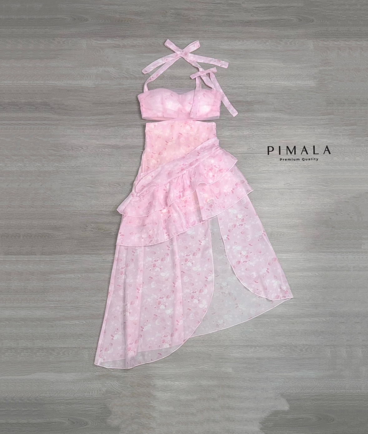 Dress pink sweet สวยมากก ลายผ้าน่ารักมากเป็นลายขายดีของทางร้านหมดตลอดถ้าทำลายนี้มา สายไหล่เป็นโบว์ซีทรูชั้นนอกที่หน้าอกโต่วอินสุดๆ กระโปรงออกแบบซับซ้อนตามสไตล์แฟชั่นนิสต้า มีซับใน มีฟองน้ำอก ซิปหลัง ลุคนี้สวยมาก เดินแบบใดให้เหมือนลอยมาสวยเหมือนไม่มีอยู่จร