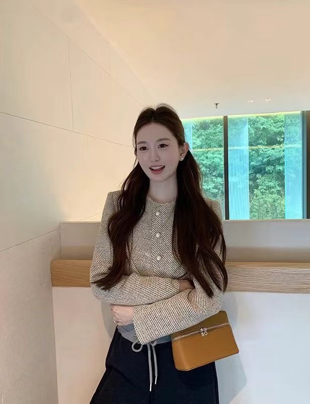 MAYA SHOP 8336# Blazer แขนยาว มีฟองน้ำเสริมบ่า แต่งกระดุมสีเงิน เนื้อผ้าดี มีซับใน