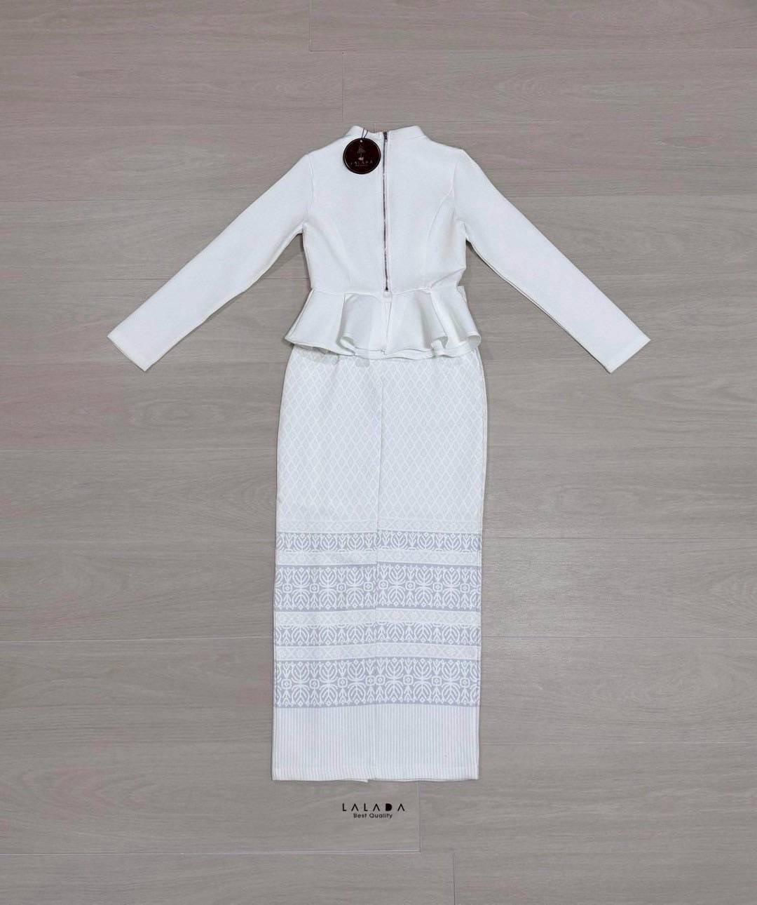 🌸LALADA (ลลดา)ค่ะ #งามอย่างไทย #ชุดไทย •Detail : set 2 ชิ้น เสื้้อแขนขาวสีขาว ชายเสื้อระบาย + กระโปรงสำเร็จรูปโทนสีขาว + เข็มกลัด สำหรับไปทำบุญ ชุดไปงาน ชุดแต่งงาน งานบุญ งานบวชได้หมดเลยค่ะ Color::ตามรูป