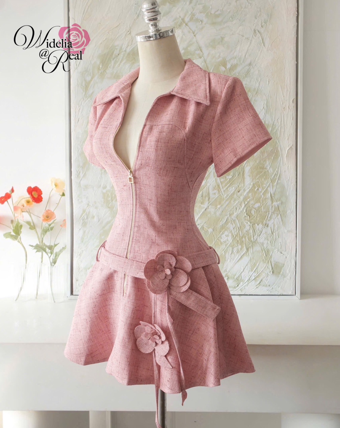 Dress เดรสแขนสั้น คอปก รูดซิปหน้า เอวมีเชือกเข็มขัดให้ 1เส้น มีเข็มกัดเครือดอกไม้ให้ด้วยค่ะ เนื้อผ้าทออย่างดี งานคัตติ้งเนี๊ยบมากๆ งานสวย ทรงเป๊ะสุดๆ รับรองใส่ออกมาไม่ผิดหวังการันตีให้เลย บอกเลยห้ามพลาดเด็ดขาด งานดีงานสวยแน่นอน