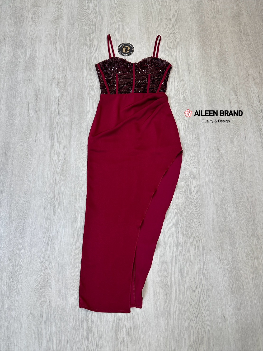 เดรสยาว ท่อนบนสายสปาเก็ตตี้ตีเกร็ดล๊อคทรงแบบคอร์เซ็ท ปักเลื่ิอมทั้งตัว ( เสริมฟองน้ำและซิปหลังซ่อนอย่างดี ) ช่วงกระโปรงแต่งด้วยผ้าสีพื้นจับจีบไขว้ด้านข้างยาวถึงข้อเท้าผ่าสูงปรี๊ดถึงช่วงต้นขา เนื้อผ้าดีมีซับในทั้งชุดใครหาชุดออกงานจัดด่วนด่วนเลยค่ะ