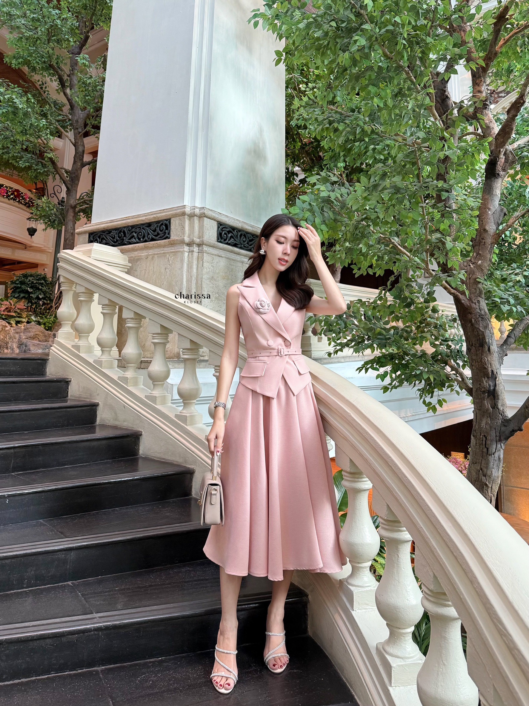 เซ็ทเสื้อแขนกุดทรงเข้ารูปมาพร้อมกับกระโปรงทรงยาวพริ้วว แถมฟรีเข็มขัด ทั้ง3 ชิ้นใช้ผ้าเดียวกันในการตัดเย็บ ตัวเสื้อเก็บทรงเข้ารูปสวยมากก กระดุมปั้มติดได้จริง2เม็ด แต่งกระเป๋าหลอกซ้ายขวา กระโปรงมีซับในอย่างดีเอวเป็นซิปเอวสูงไม่สม้อค ผ้าดีมากกก ใส่ทำงานหรือไ