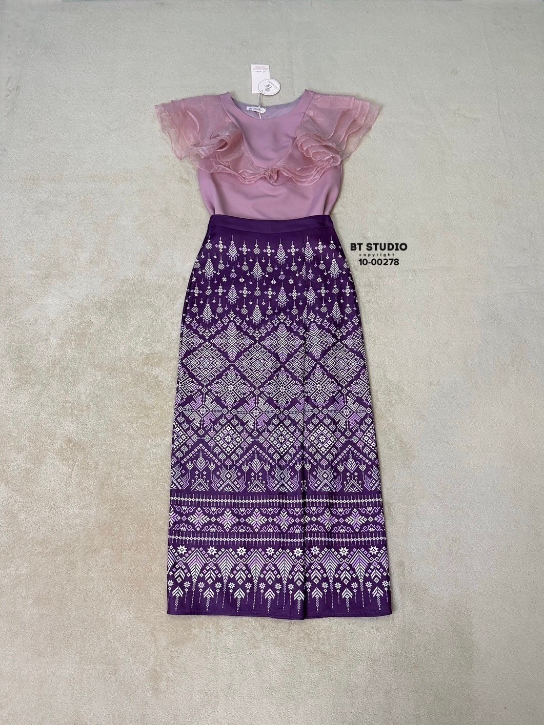 TAG : BT STUDIO DETAIL : เซท 2 ชิ้น เสื้อสีชมพูแขนกุดแต่งระบายช่วงไหล่ไล่ลงมาตรงกลางทั้งด้านหน้าและหลัง ซิปหลังมาพร้อมกระโปรงผ้าถุงประยุกต์พิมพ์ลายสีม่วง งานสวยเนื้อผ้าดีคัตติ๊งสวยมีซับในค่ะ