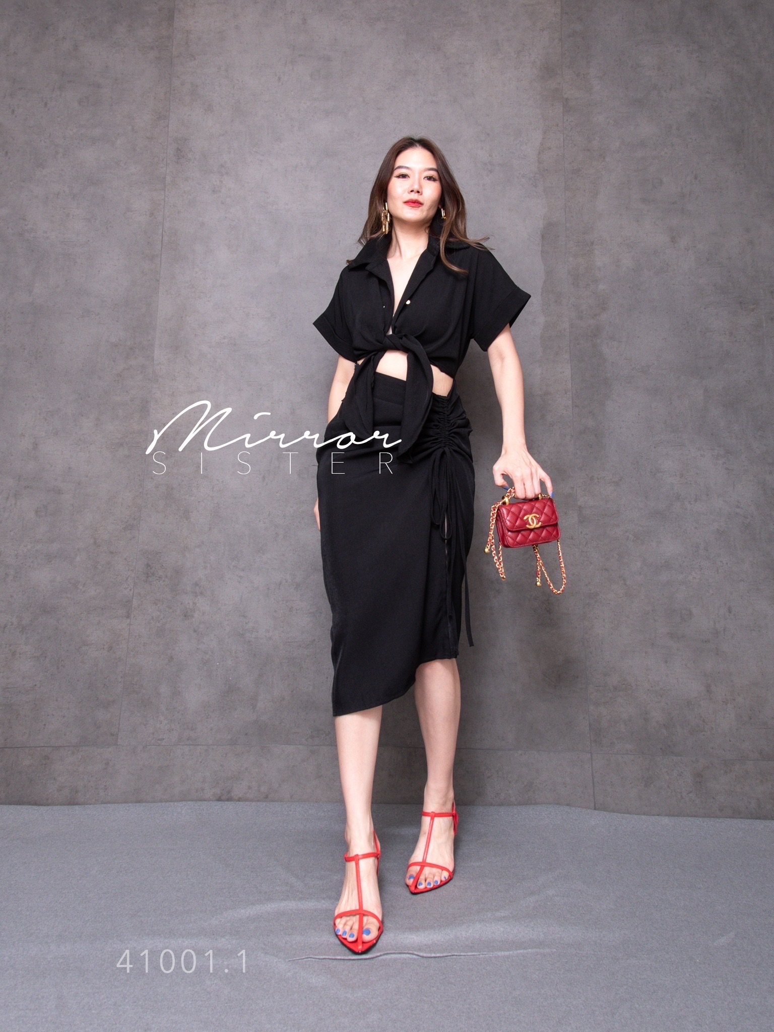 เดรสดีไซน์เก๋เหมือนใส่เสื้อเชิ้ตผูกเอวคูู่่กับกระโปรง แต่จริงๆแล้วเป็นชุดติดกัน ช่วงบนเป็นเชิ้ตแขนสั้น มีกระดุมผ่าหน้าเปิดปิดได้ ช่วงล่างเป็นกระโปรงทรงสอบ แต่งรูดขึ้นลงได้ตามสไตล์ที่ชอบ