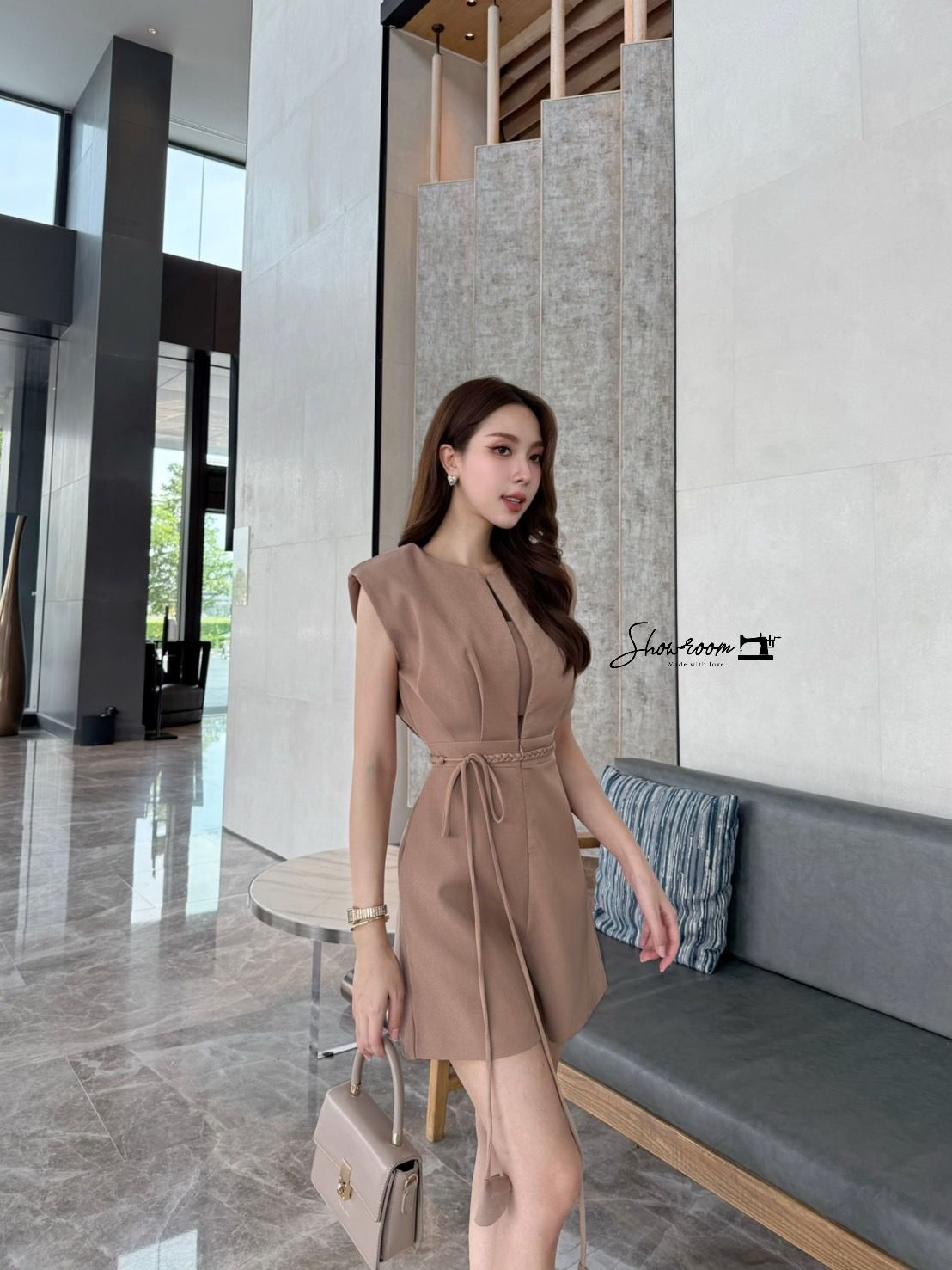 จั๊มสูทขาสั้นโทนสีโกโก้เรียบหรูดูดี มาพร้อมบราสายเดี่ยว และเชิอกถักเข้าชุด ดีเทลเก๋ไม่ซ้ำใคร ใช้ผ้าอย่างดีในการตัดเย็บ บุซับ ทรงสวยมากค่ะรุ่นนี้ สวมใส่ออกมาคอมพลีทลุคสุดๆ ให้อารมณ์ดูแพงแบบลูกคุณสุด #showroombrand #งานป้ายshowroom #งานป้ายคุณภาพดี #งานแฟชั