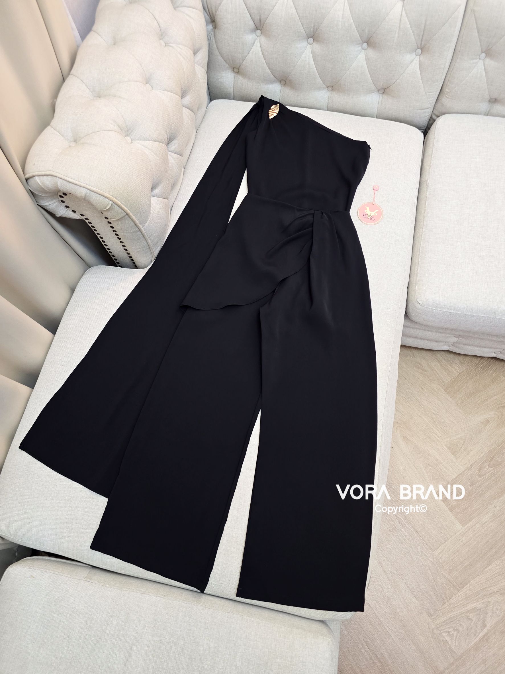 Set เสื้อไหล่เดียวแต่งผ้าสไบยาว แต่งเข็มกลัดช่วงไหล่ แมทช์กับกางเกงขายาวทรงสวยเข้าชุด มีน้ำหนักทิ้งตัว เนื้อผ้าดีเเป็นทรงซับในทั้งชุดค่ะ... ใส่ออกมาแล้วเป๊ะเว่อร์ แพทเทรินเนี๊ยบสุดๆ สามารถใส่ได้ในทุกโอกาสเลยค่า