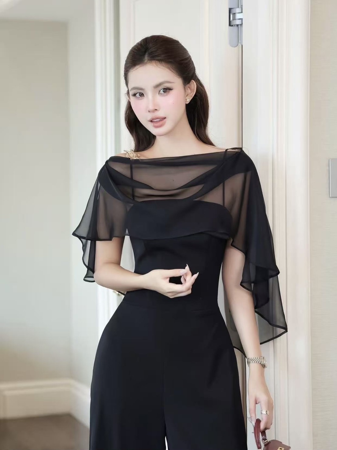 จั้มสูมสายเดี่ยวขายาว มาคู่กับซีทรูตัวสั้นคลุม และเข็มกลัดดอกไม้อะไหล่ทองแยกชิ้นได้ สามารถใส่แมทได้ตามใจชอบ สวย หรู ลูกคุณมากๆค่า รุ่นนี้ควรค่าแก่กสรเก็บต้องมีเลยค่า